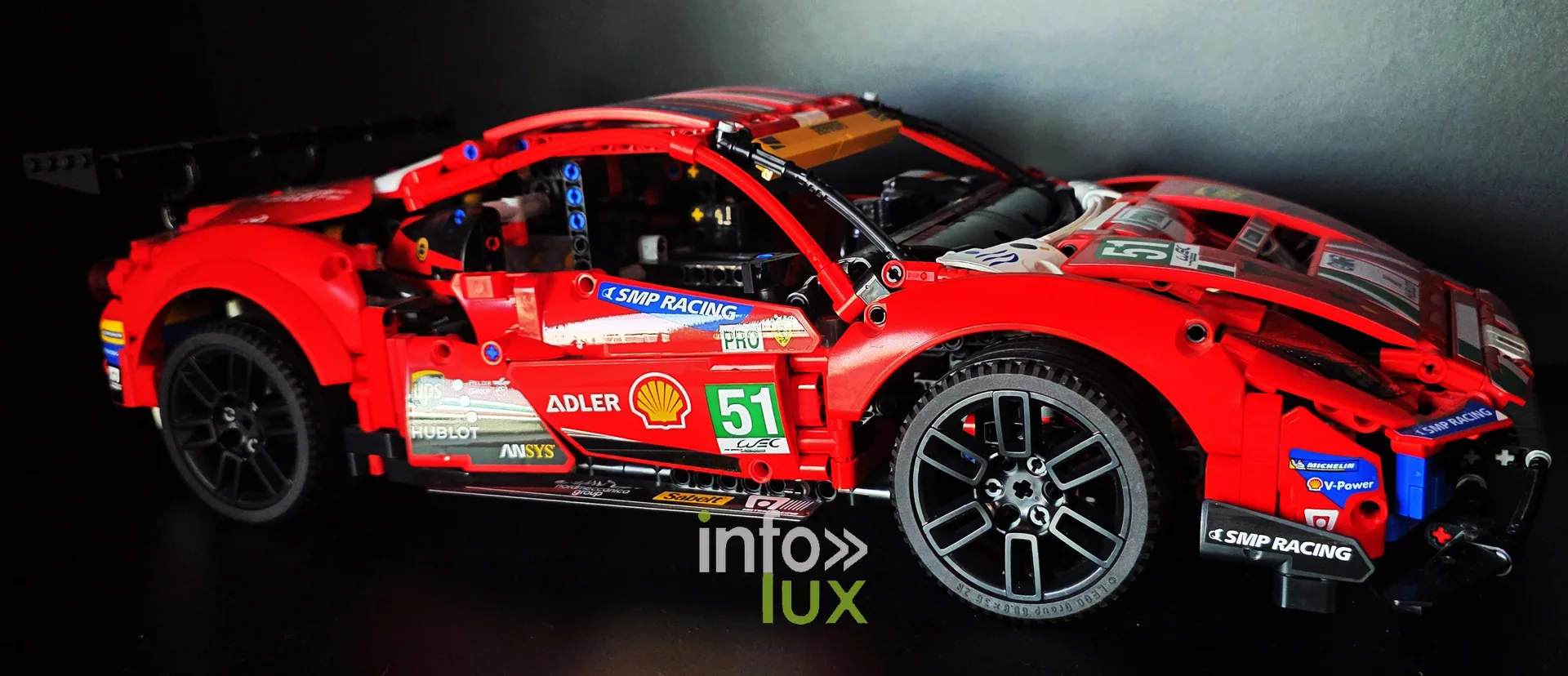 Conférence de John-John Dohmen à La Coworkerie de Mont-Saint-Guibert, 21 septembre 2026 : une voiture de course en Lego Technic exposée à La Coworkerie (photo Samy.be)