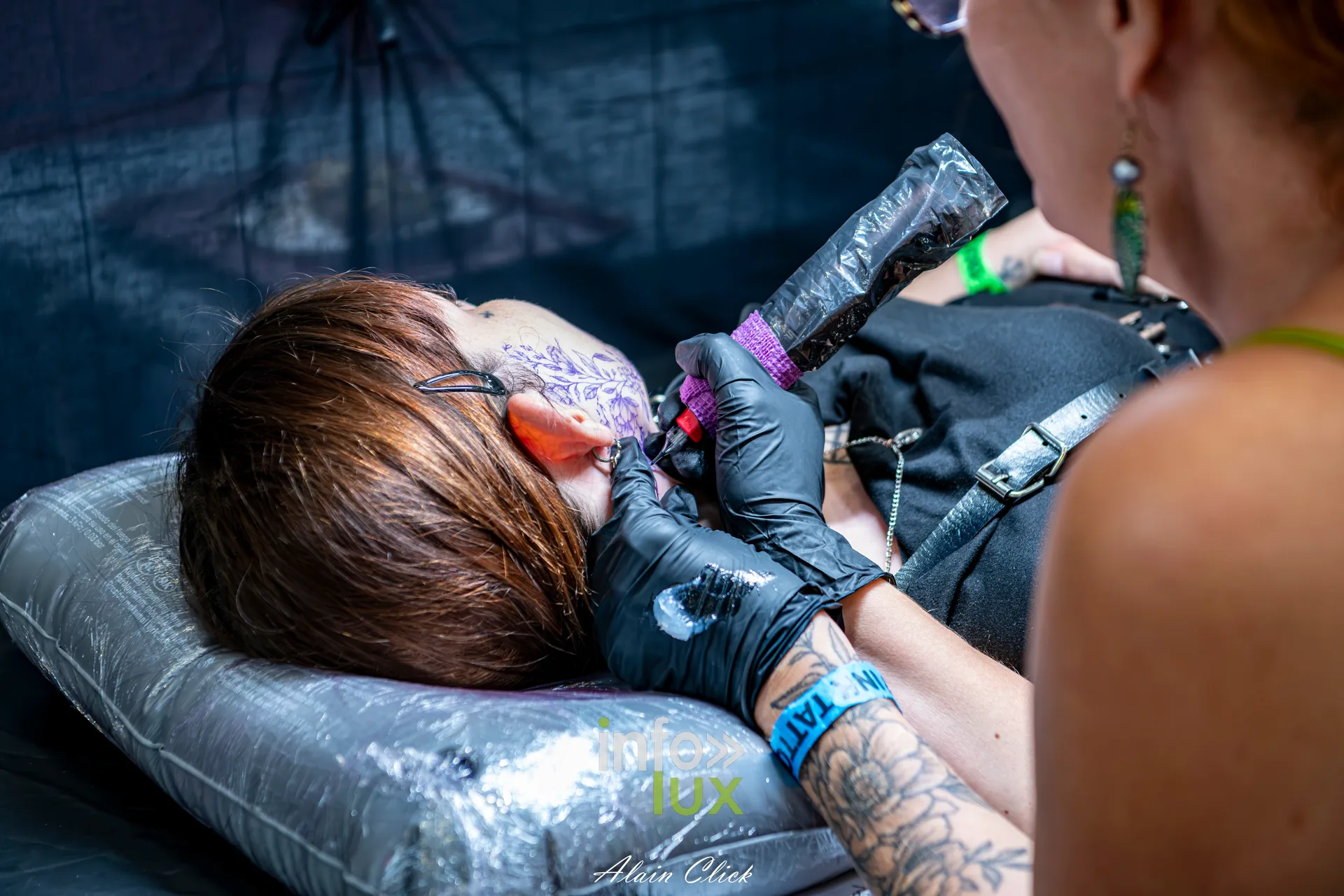 Convention Nancy Tattoo INK 2026 à Nancy : tatouage sur une cliente allongée