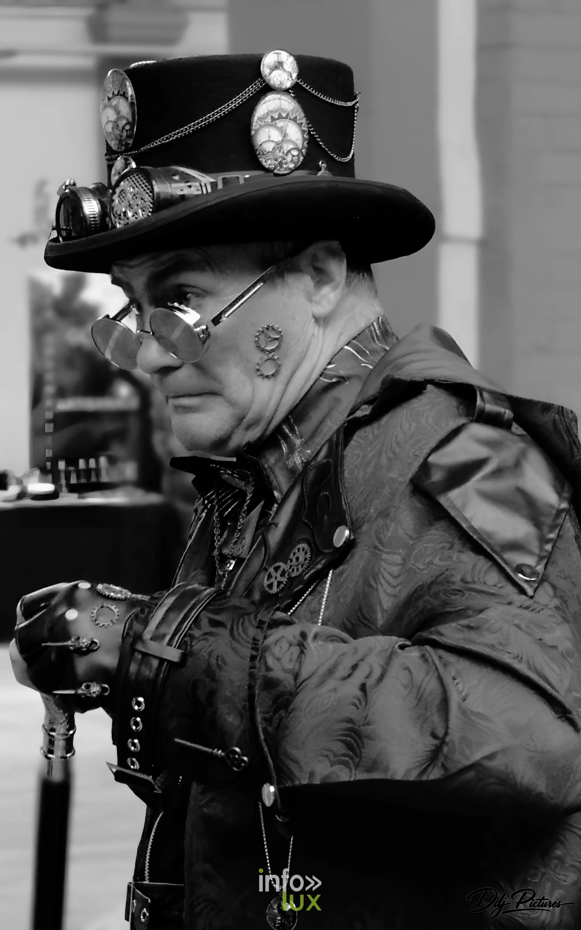Portrait en tons sépia, à la manière d’une photographie ancienne, convention steampunk Rouages intemporels à Toul, octobre 2026 (photo Éric Didierjean)
