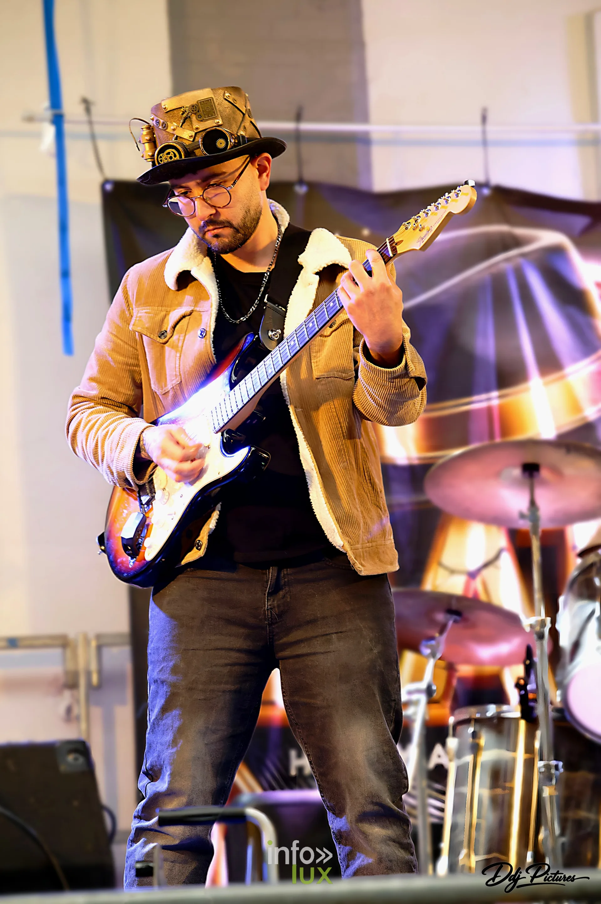 Concert sur la scène de l’espace Dedon, convention steampunk Rouages intemporels à Toul, octobre 2026 (photo Éric Didierjean)
