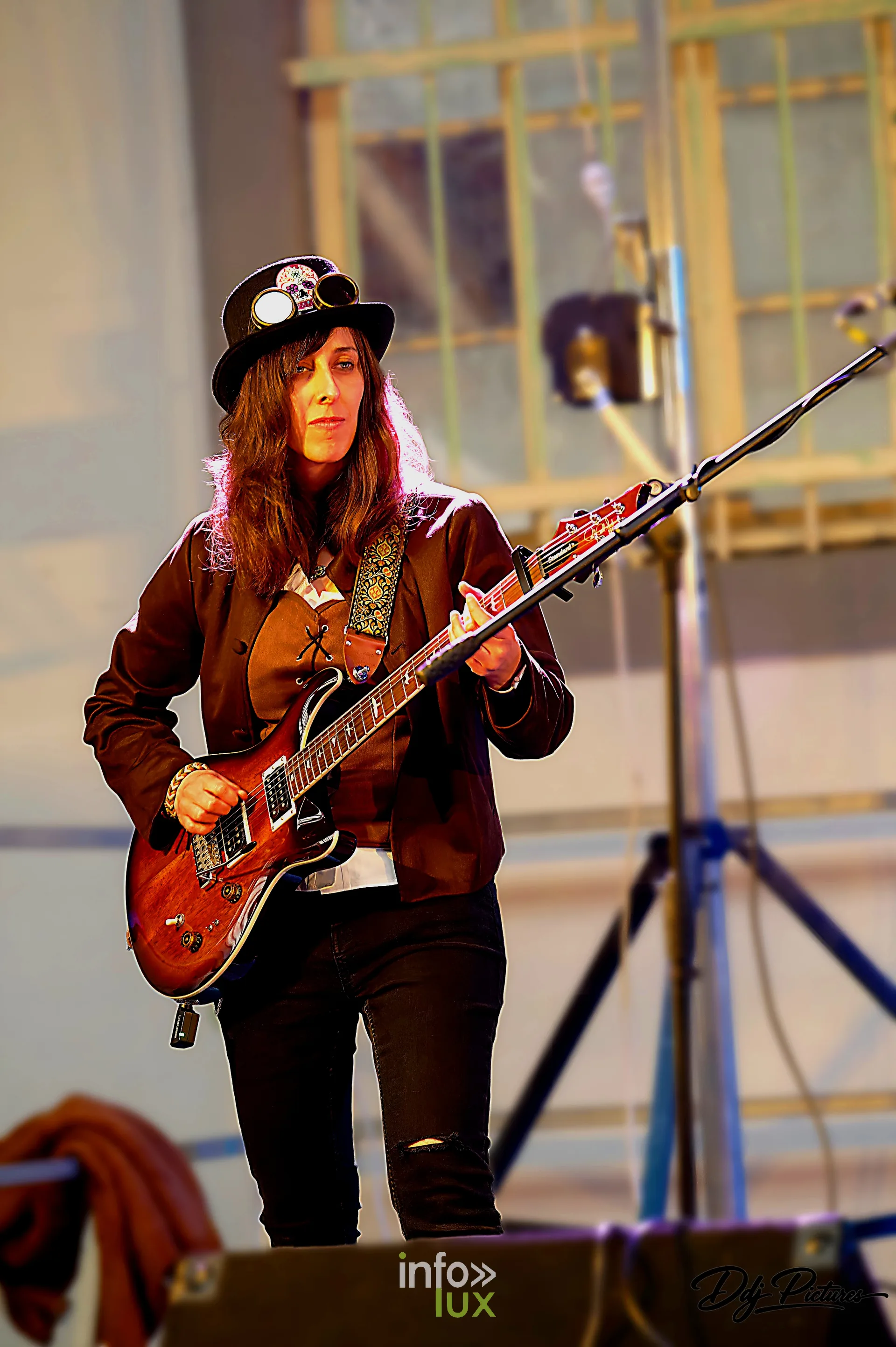 Concert sur la scène de l’espace Dedon, convention steampunk Rouages intemporels à Toul, octobre 2026 (photo Éric Didierjean)