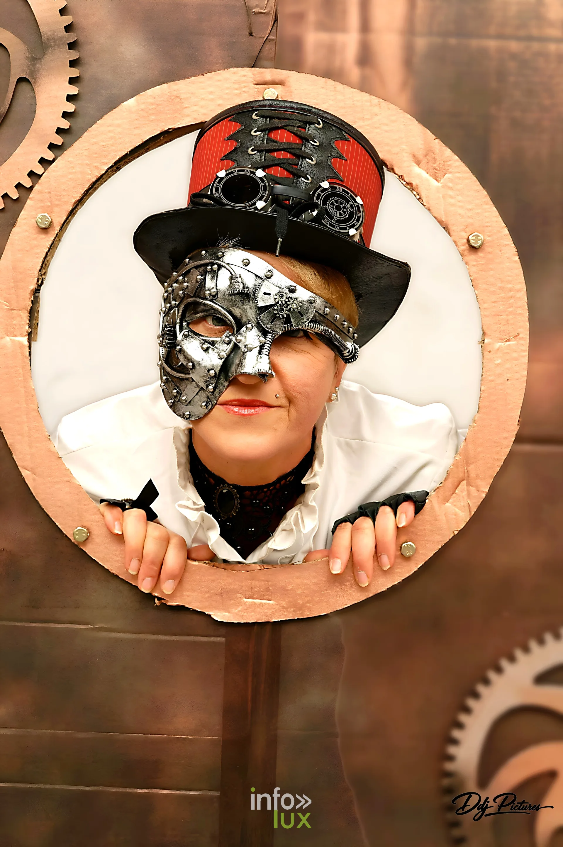 Participante masquée dans un décor en forme de hublot, convention steampunk Rouages intemporels à Toul, octobre 2026 (photo Éric Didierjean)