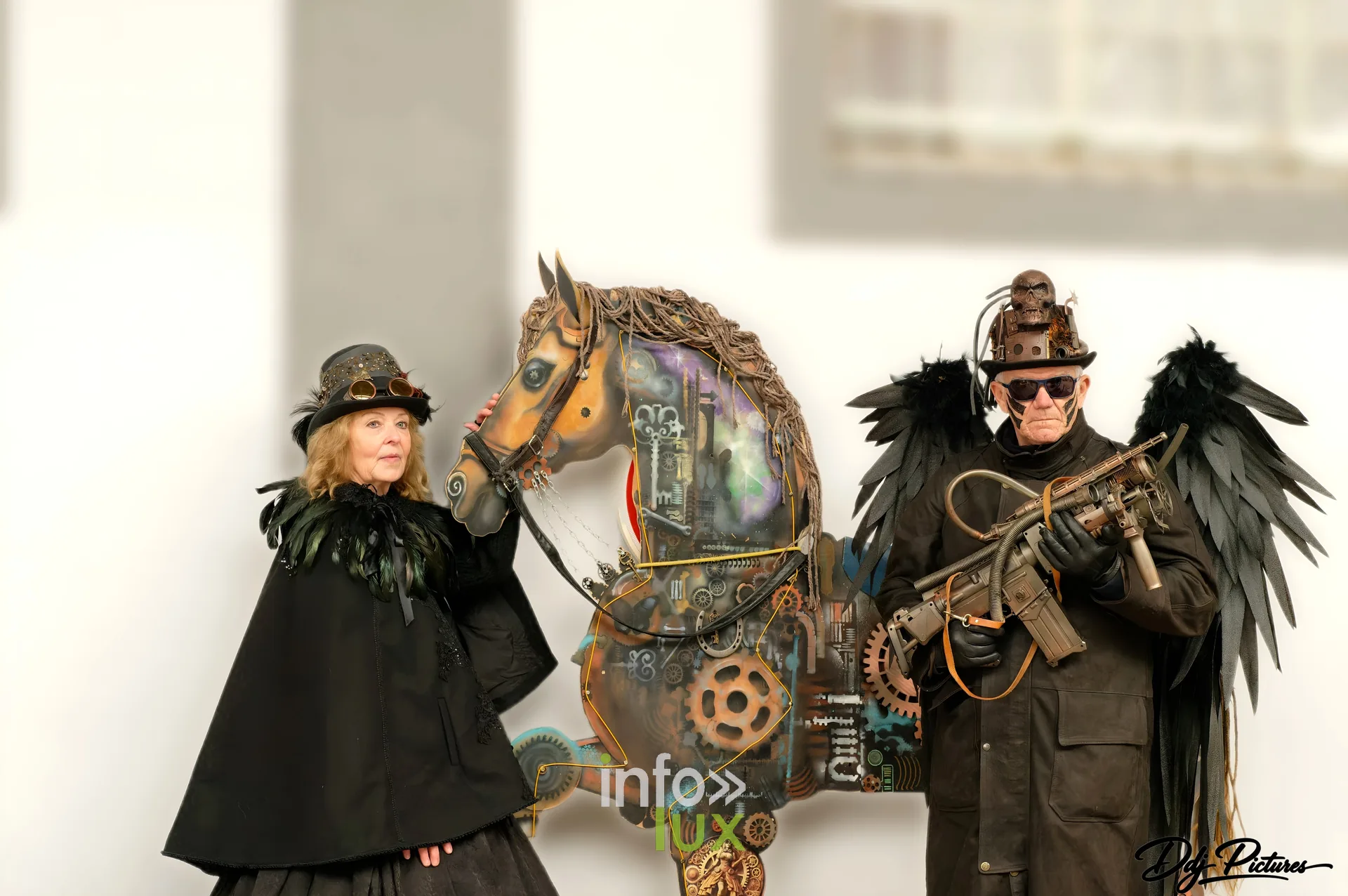 Deux participants costumés de part et d’autre d’un cheval mécanique sculpté, convention steampunk Rouages intemporels à Toul, octobre 2026 (photo Éric Didierjean)