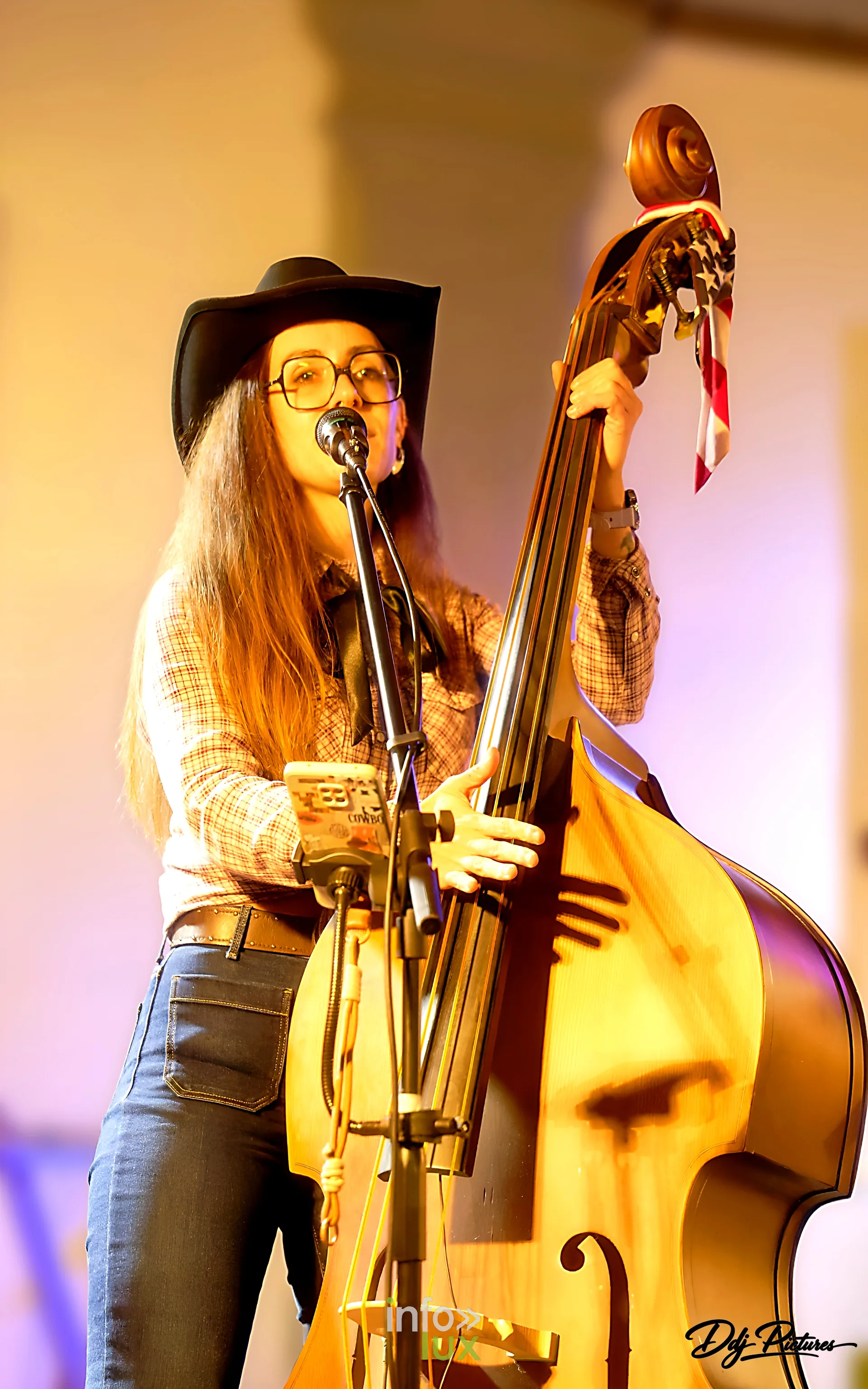 Contrebasse et chant sur la scène de l’espace Dedon, convention steampunk Rouages intemporels à Toul, octobre 2026 (photo Éric Didierjean)