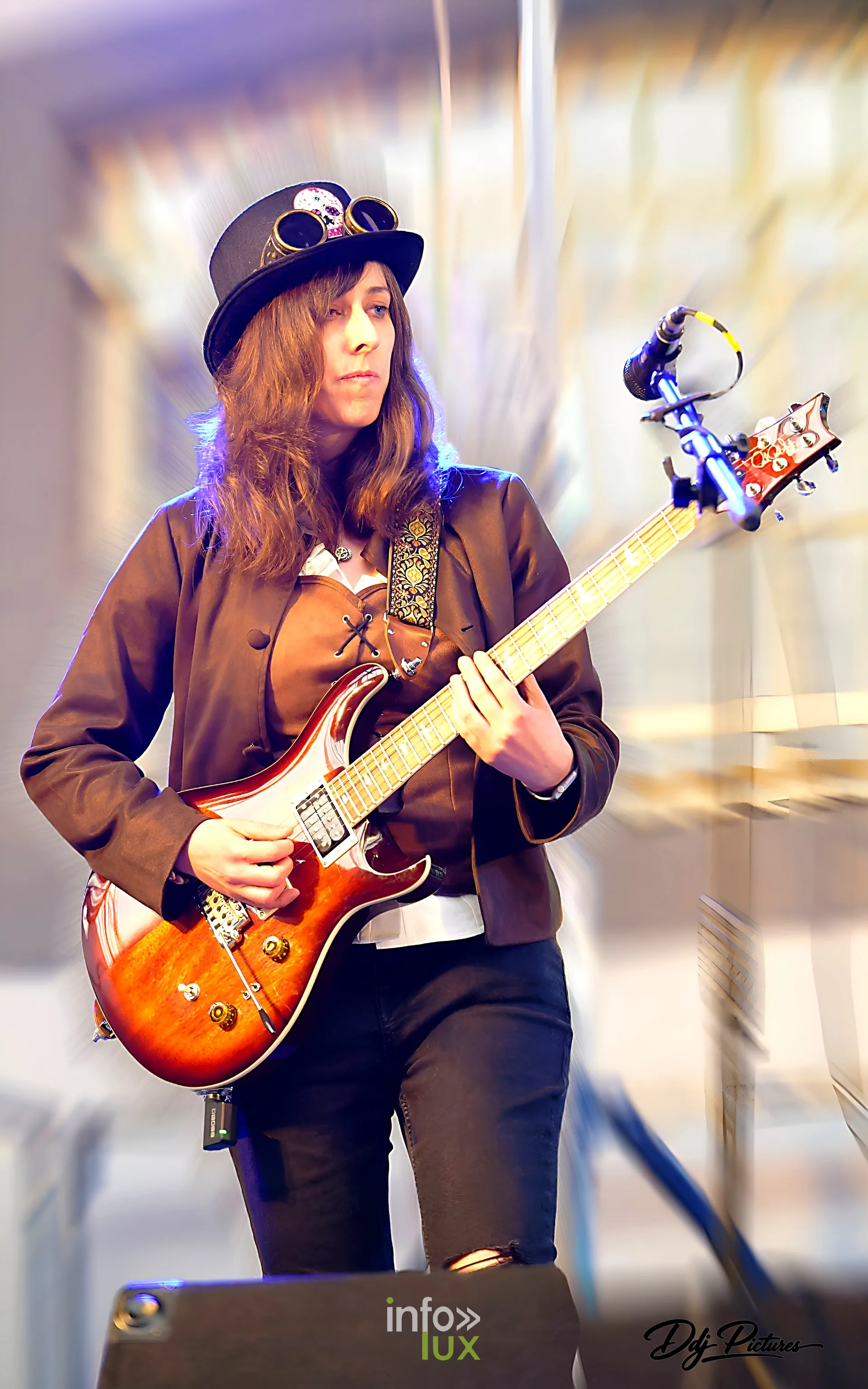 Guitare électrique sur la scène de l’espace Dedon, convention steampunk Rouages intemporels à Toul, octobre 2026 (photo Éric Didierjean)