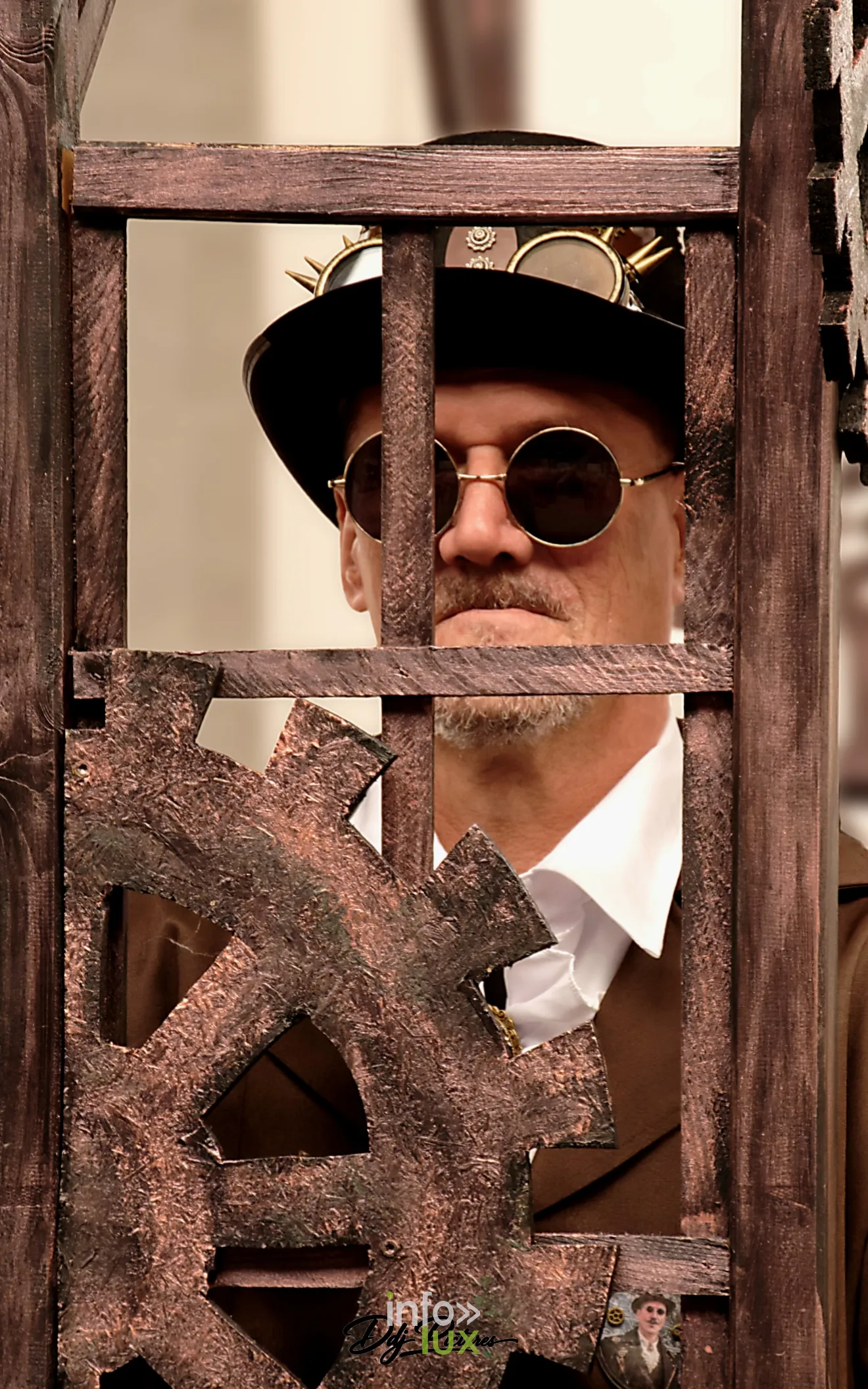 Participant photographié dans un cadre décoré de rouages, convention steampunk Rouages intemporels à Toul, octobre 2026 (photo Éric Didierjean)