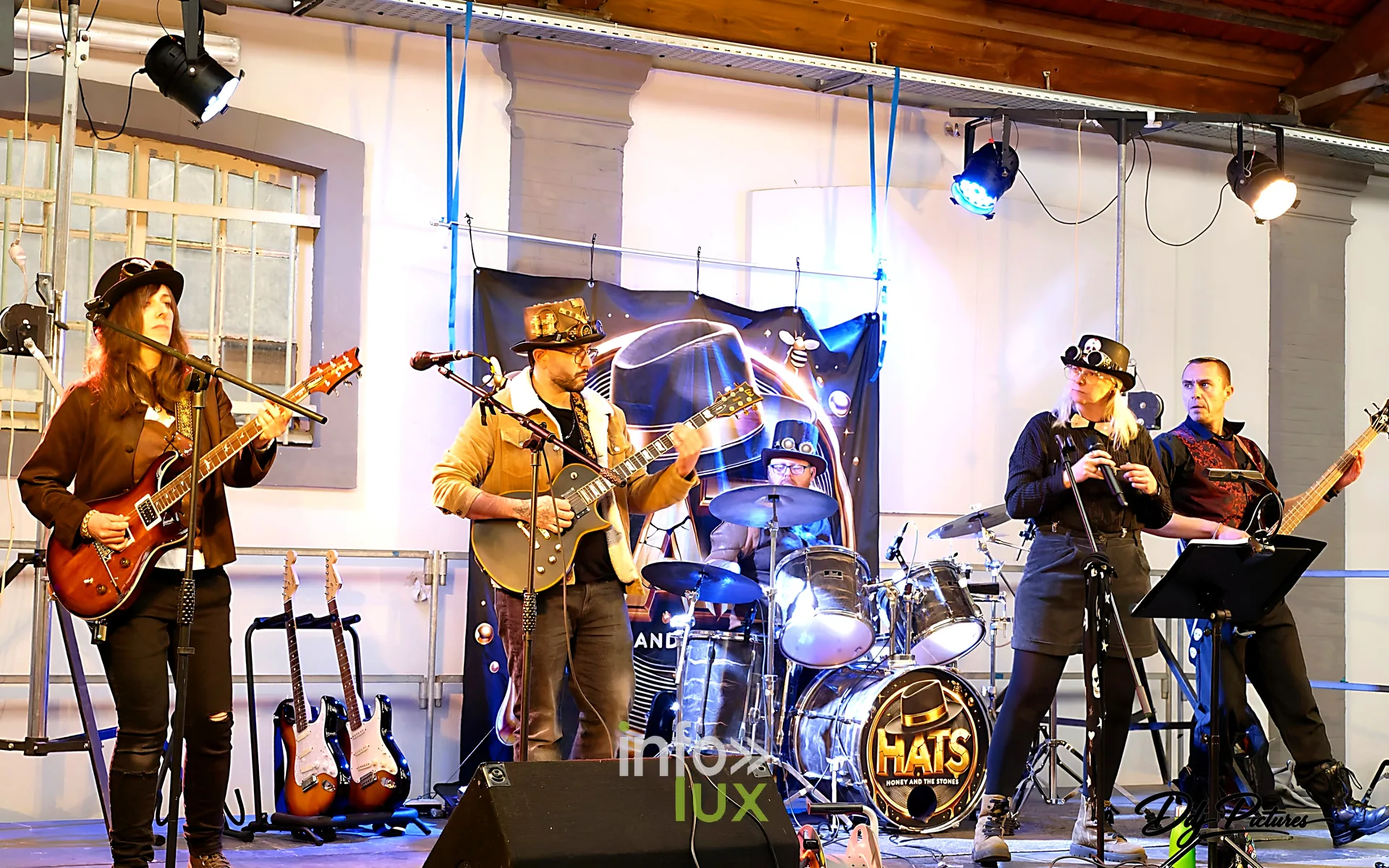 Un groupe de rock sur la scène de l’espace Dedon, convention steampunk Rouages intemporels à Toul, octobre 2026 (photo Éric Didierjean)