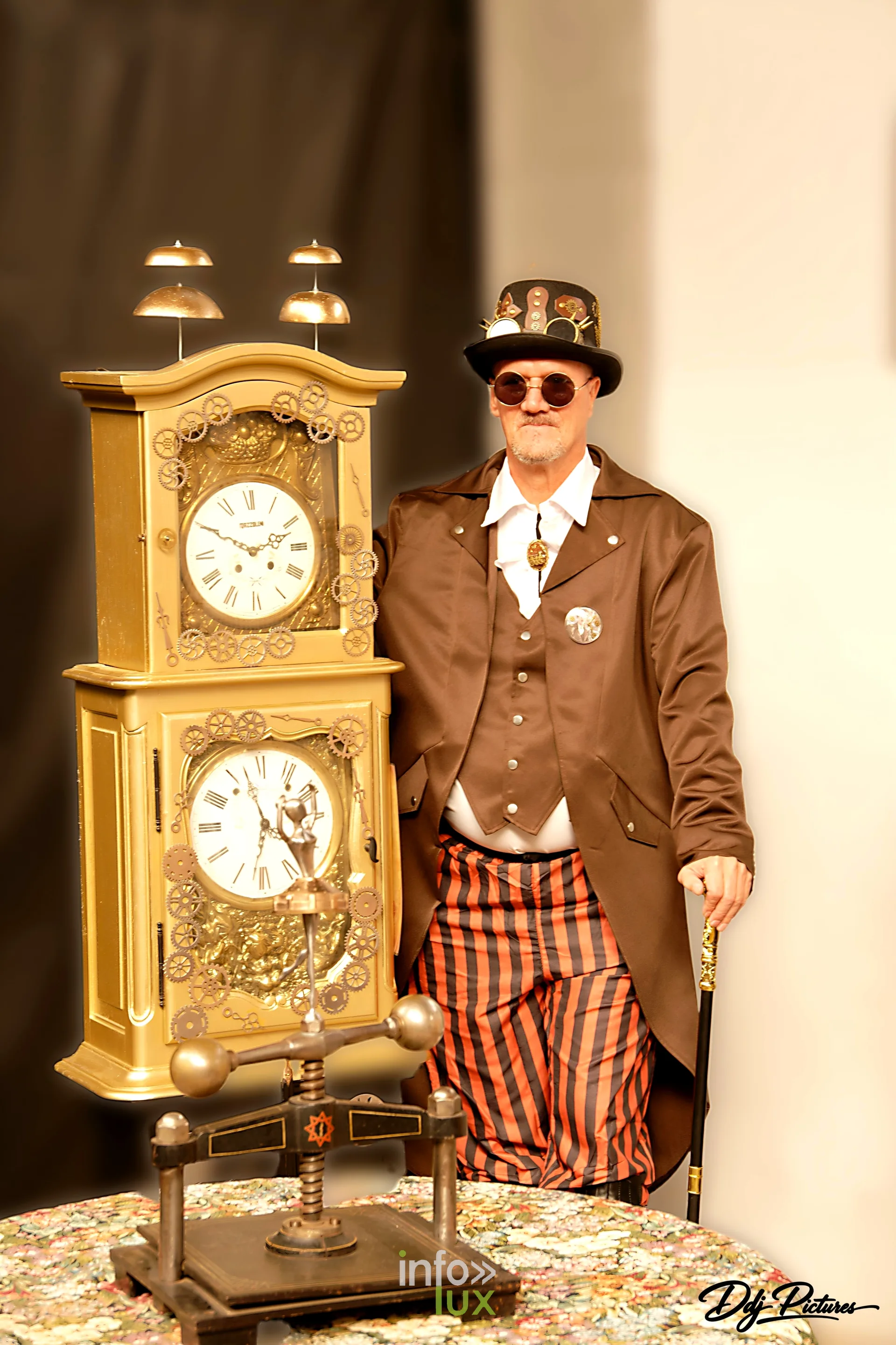 Participant à côté d’une horloge comtoise dorée, convention steampunk Rouages intemporels à Toul, octobre 2026 (photo Éric Didierjean)