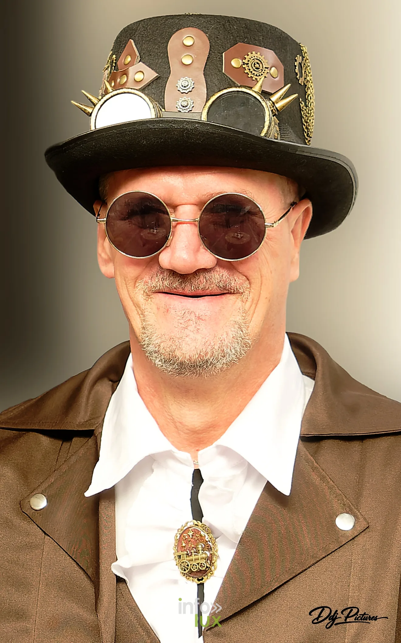 Participant en haut-de-forme et lunettes rondes, convention steampunk Rouages intemporels à Toul, octobre 2026 (photo Éric Didierjean)