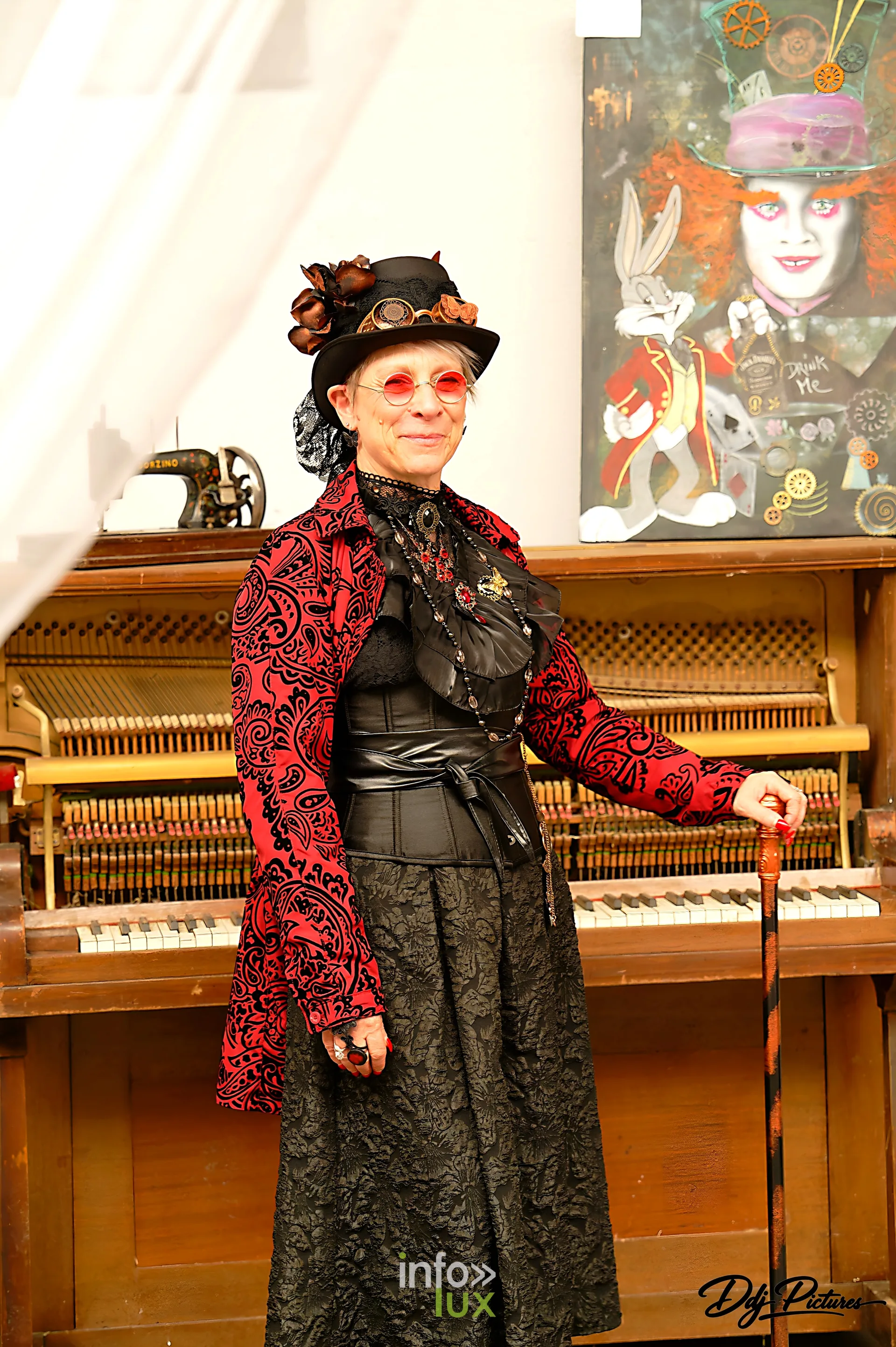 Participante devant un piano droit, convention steampunk Rouages intemporels à Toul, octobre 2026 (photo Éric Didierjean)