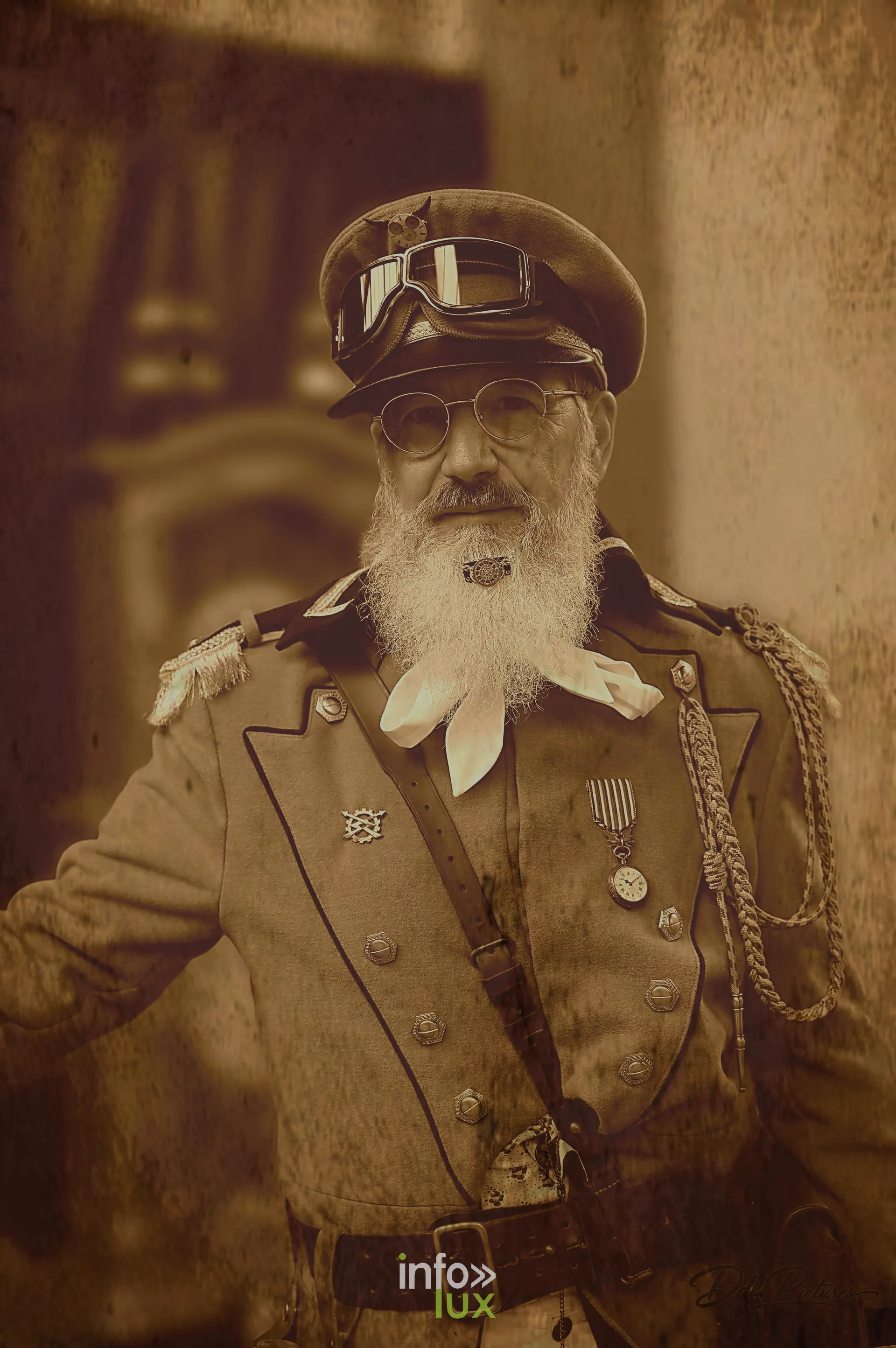 Portrait en tons sépia, à la manière d’une photographie ancienne, convention steampunk Rouages intemporels à Toul, octobre 2026 (photo Éric Didierjean)