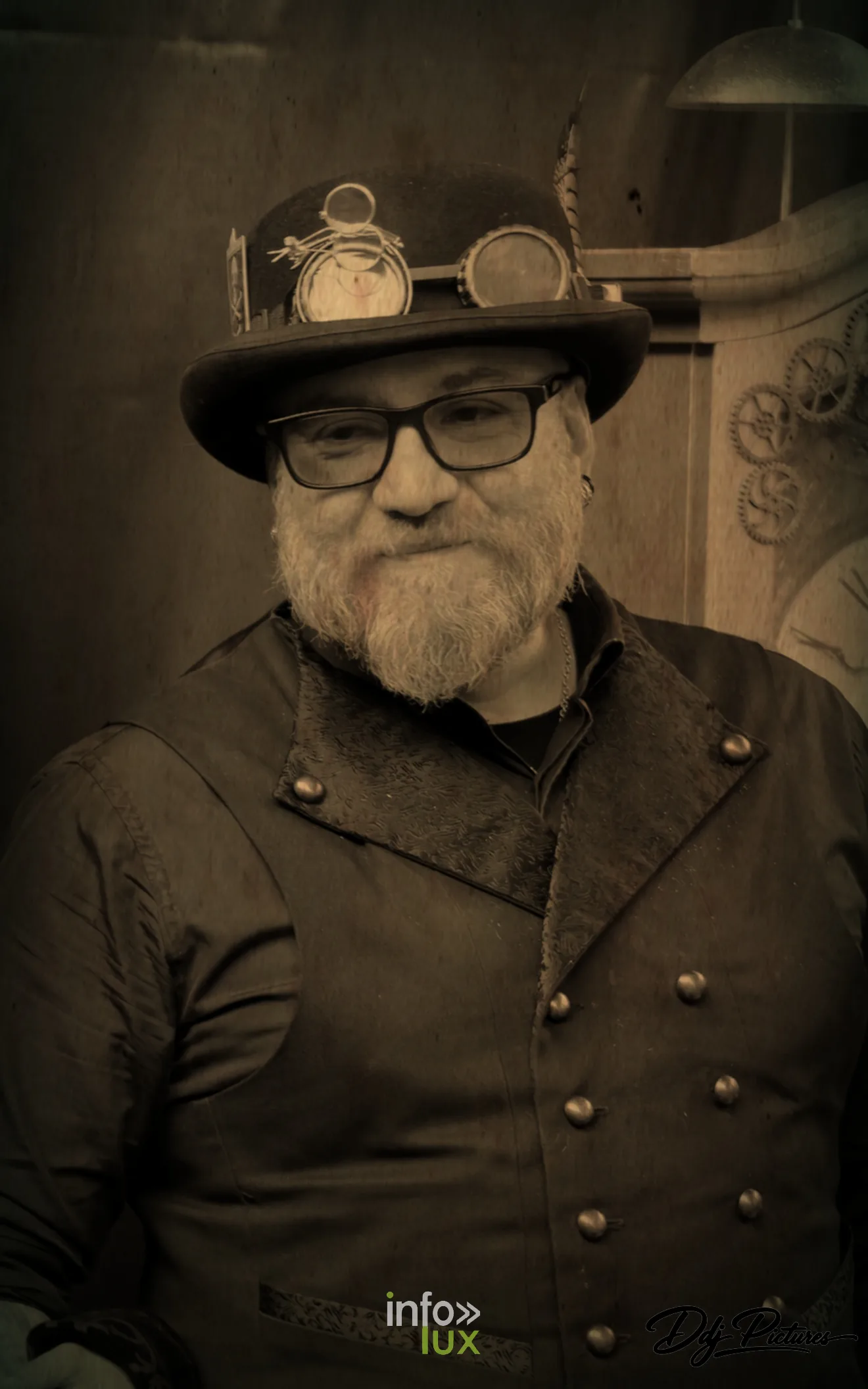 Portrait en tons sépia, à la manière d’une photographie ancienne, convention steampunk Rouages intemporels à Toul, octobre 2026 (photo Éric Didierjean)
