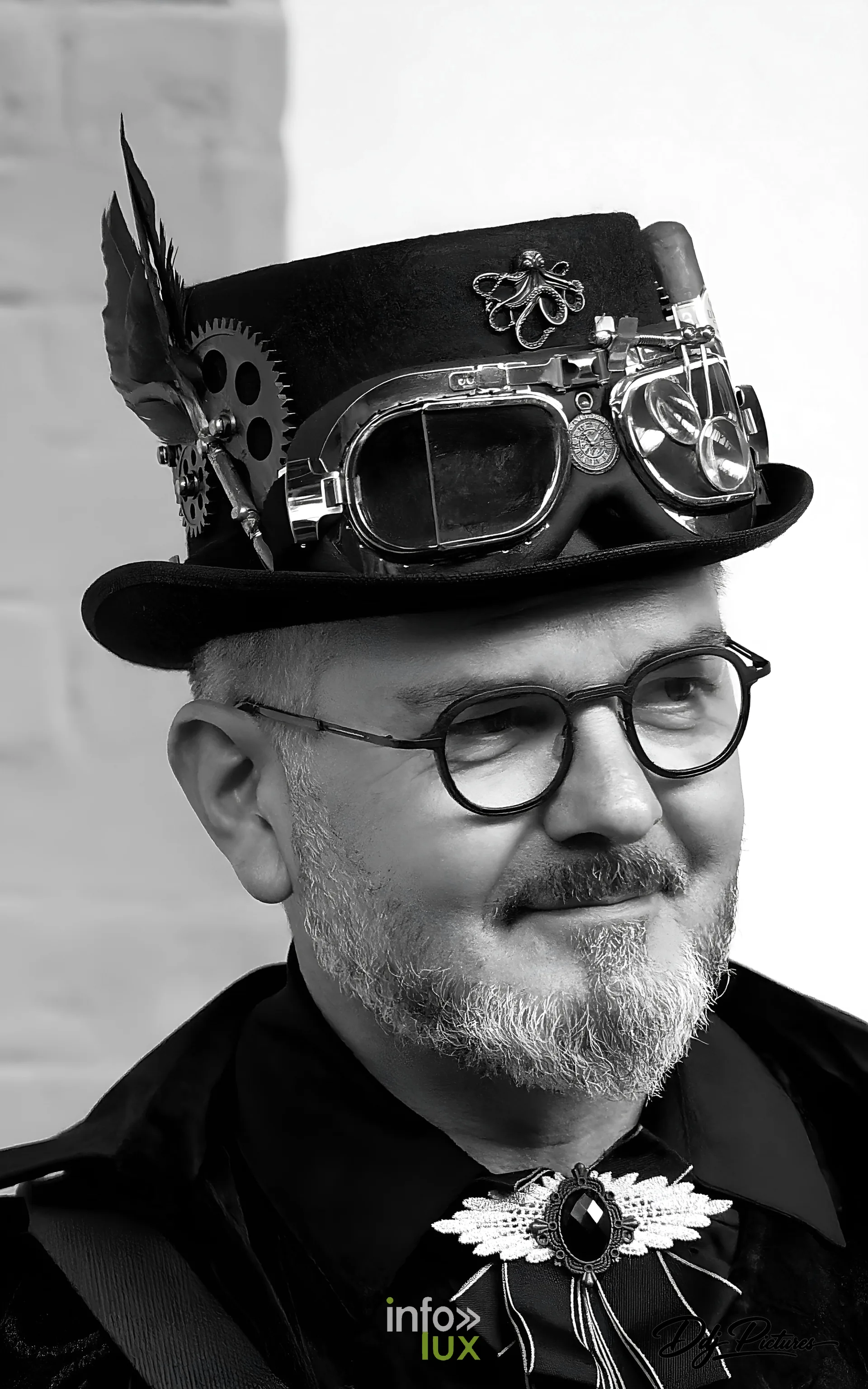 Portrait en tons sépia, à la manière d’une photographie ancienne, convention steampunk Rouages intemporels à Toul, octobre 2026 (photo Éric Didierjean)