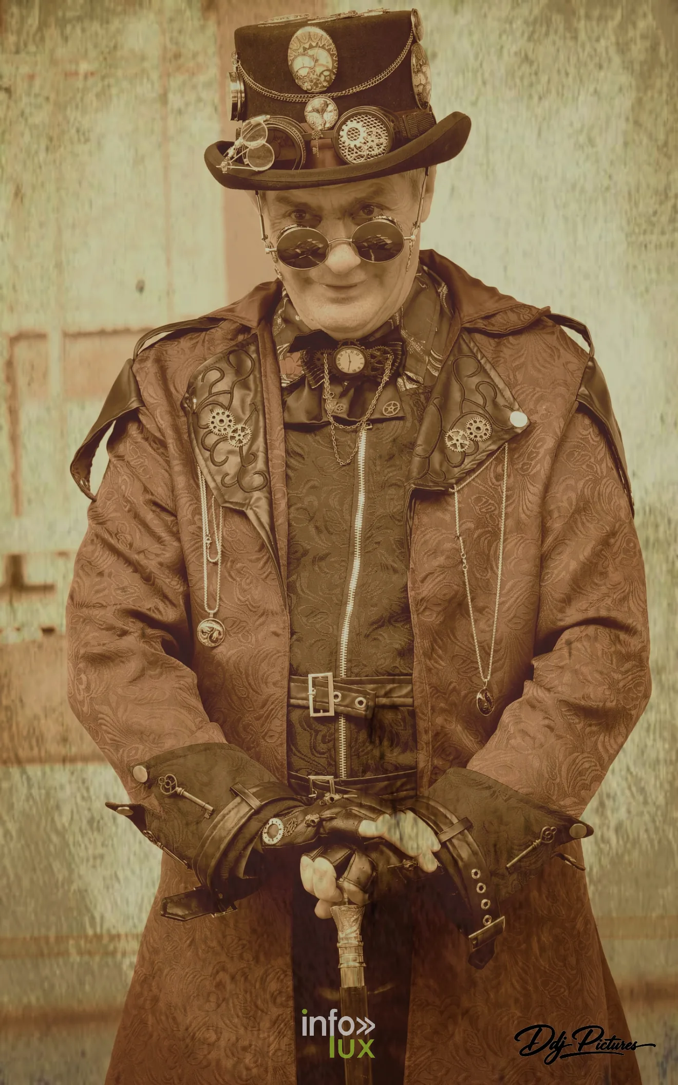 Portrait en tons sépia, à la manière d’une photographie ancienne, convention steampunk Rouages intemporels à Toul, octobre 2026 (photo Éric Didierjean)