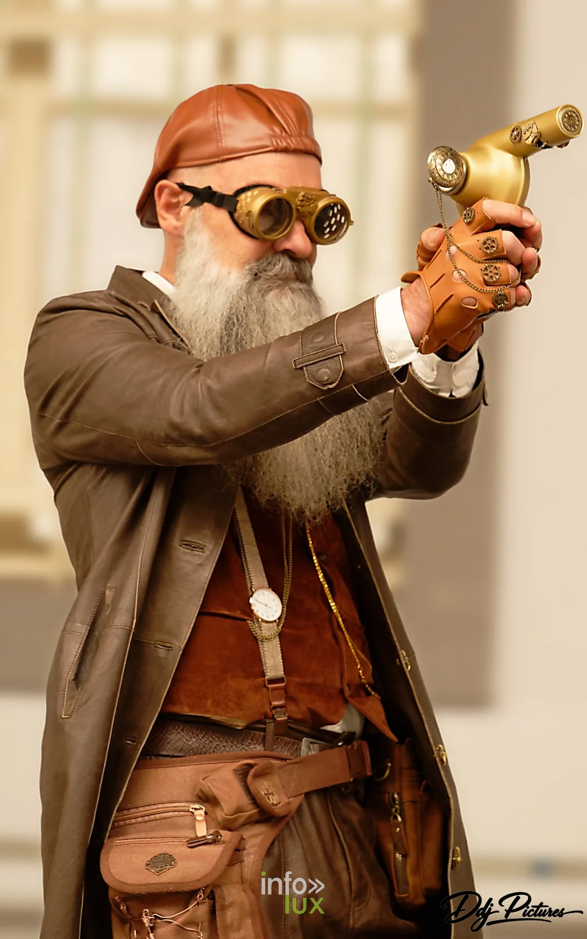 Participant avec un pistolet factice en laiton, convention steampunk Rouages intemporels à Toul, octobre 2026 (photo Éric Didierjean)