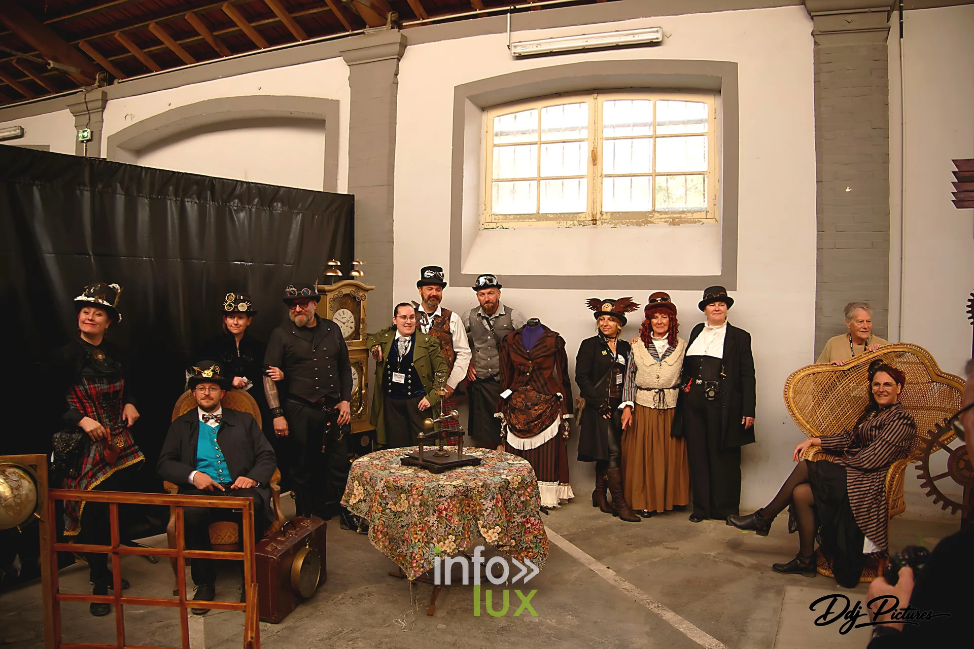 Participants costumés réunis dans la salle de l’espace Dedon, convention steampunk Rouages intemporels à Toul, octobre 2026 (photo Éric Didierjean)