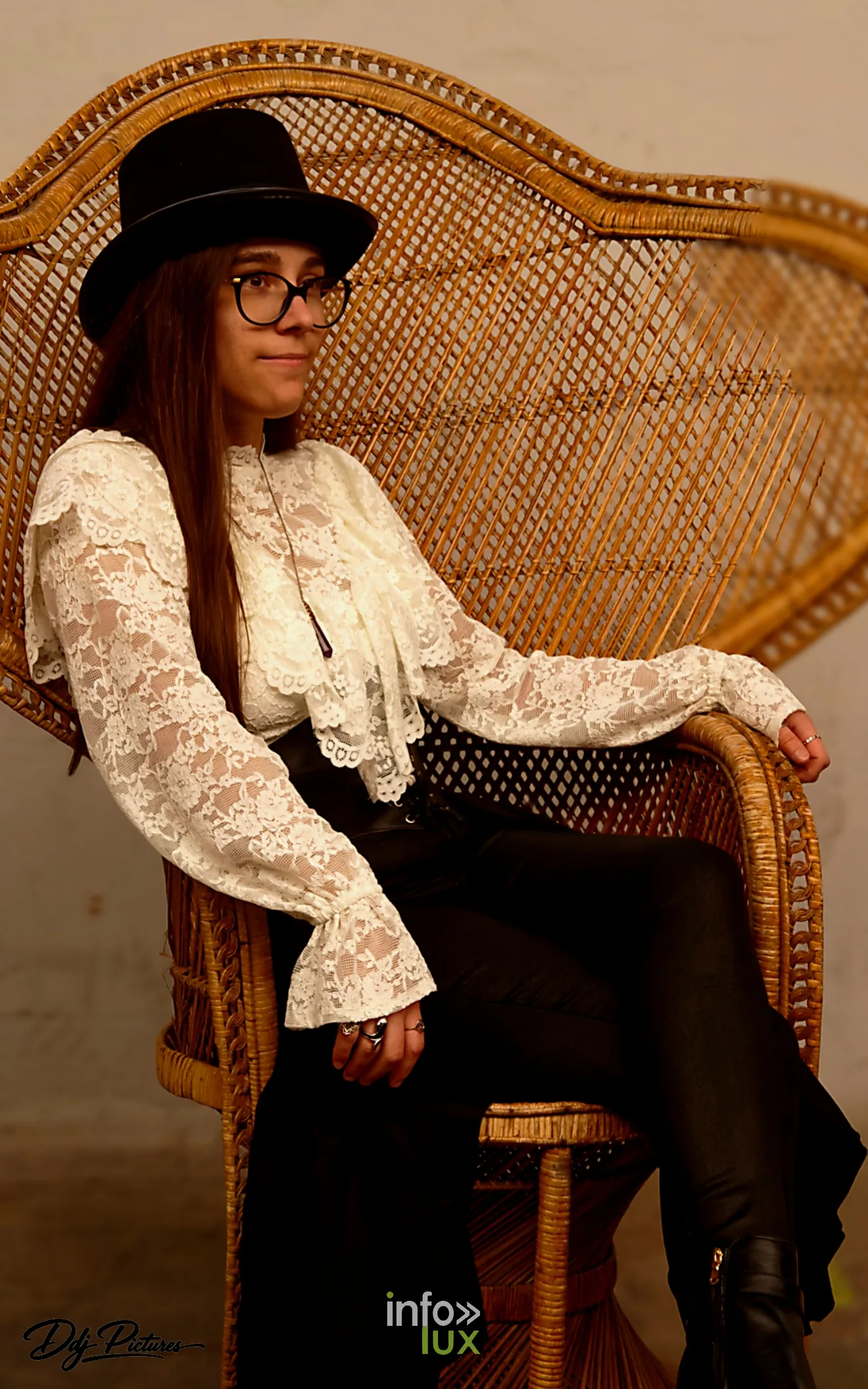 Participante dans un fauteuil en osier, convention steampunk Rouages intemporels à Toul, octobre 2026 (photo Éric Didierjean)