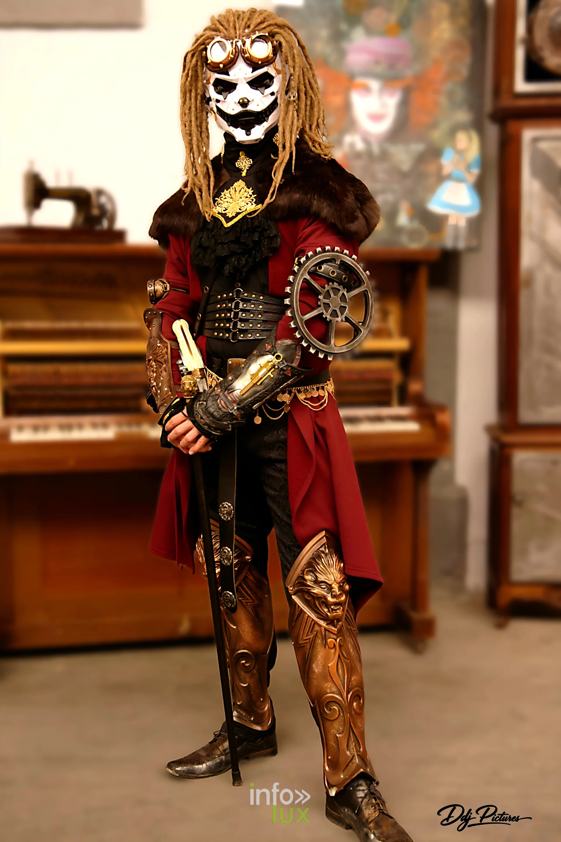 Participant devant un piano droit, convention steampunk Rouages intemporels à Toul, octobre 2026 (photo Éric Didierjean)