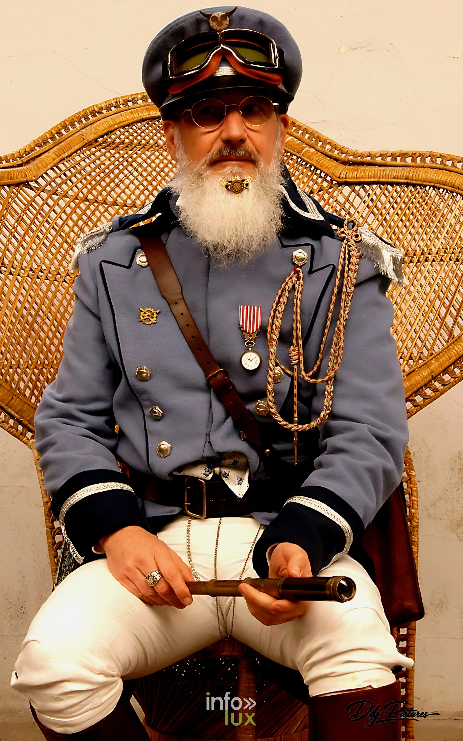 Participant en uniforme bleu d’inspiration militaire, casquette et lunettes d’aviateur, convention steampunk Rouages intemporels à Toul, octobre 2026 (photo Éric Didierjean)