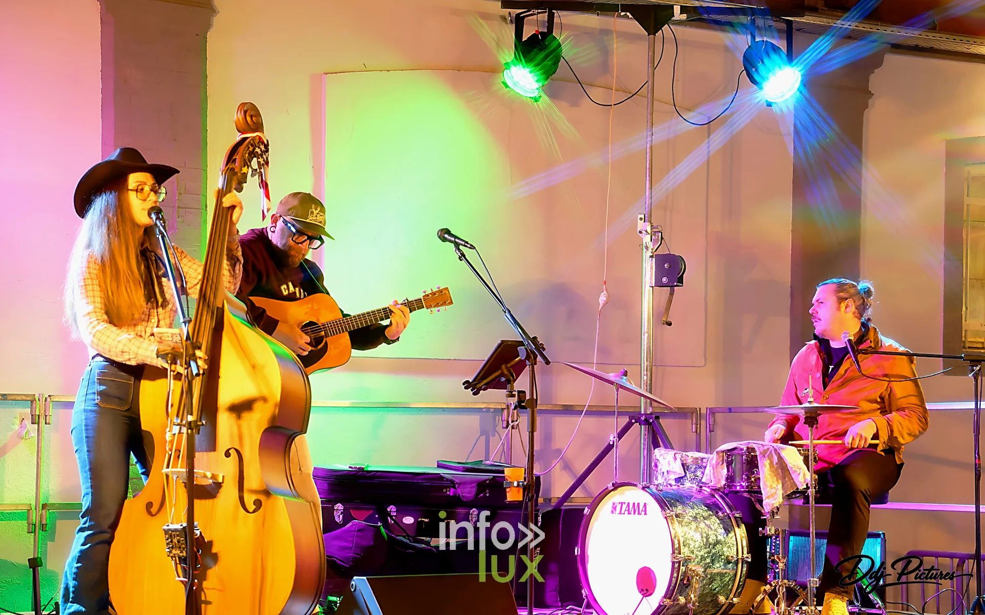 Concert sur la scène de l’espace Dedon, convention steampunk Rouages intemporels à Toul, octobre 2026 (photo Éric Didierjean)