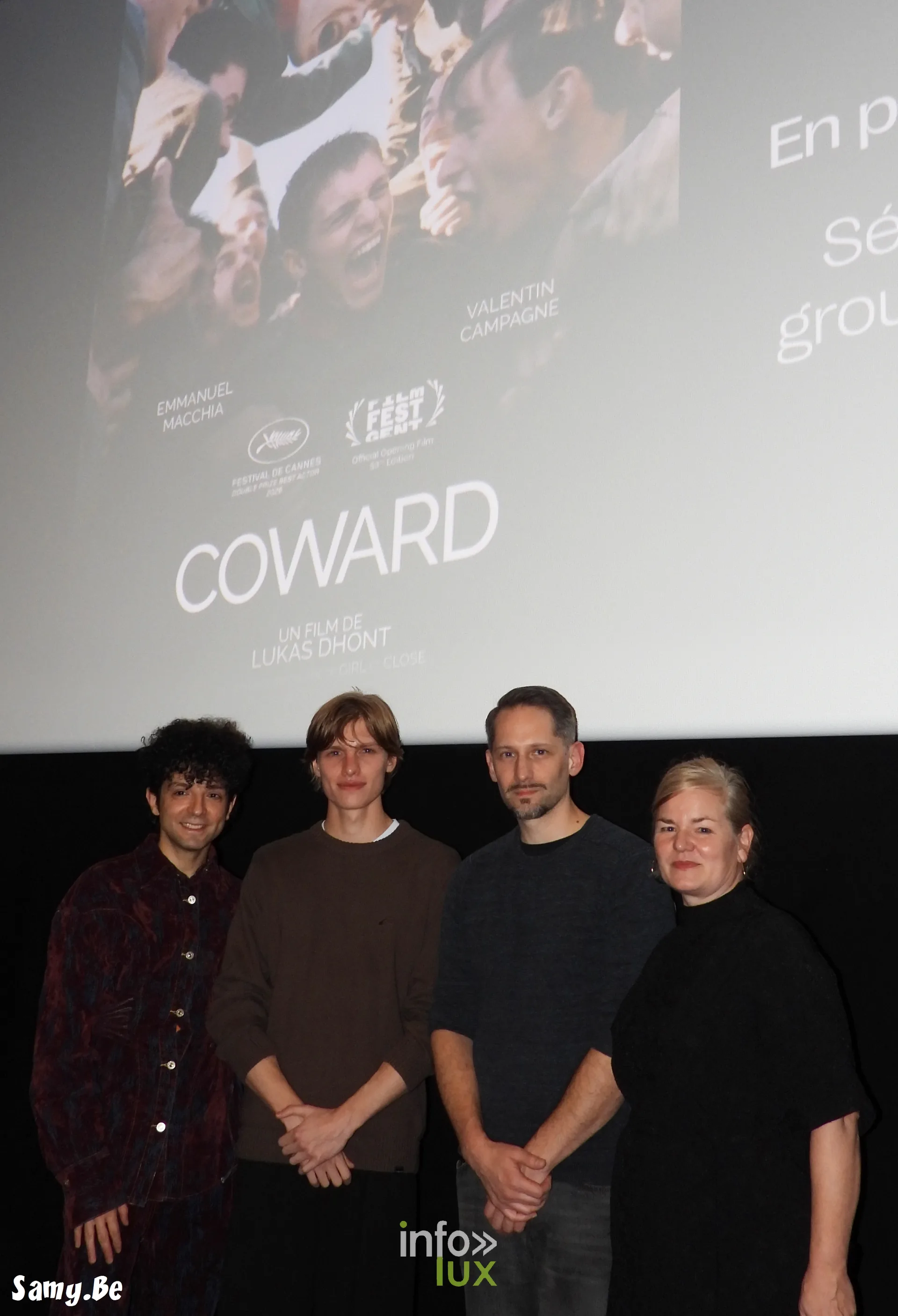 Avant-première de « Coward » de Lukas Dhont au Plaza Art de Mons, 13 octobre 2026 : photo de groupe devant l’écran (photo Samy.be)