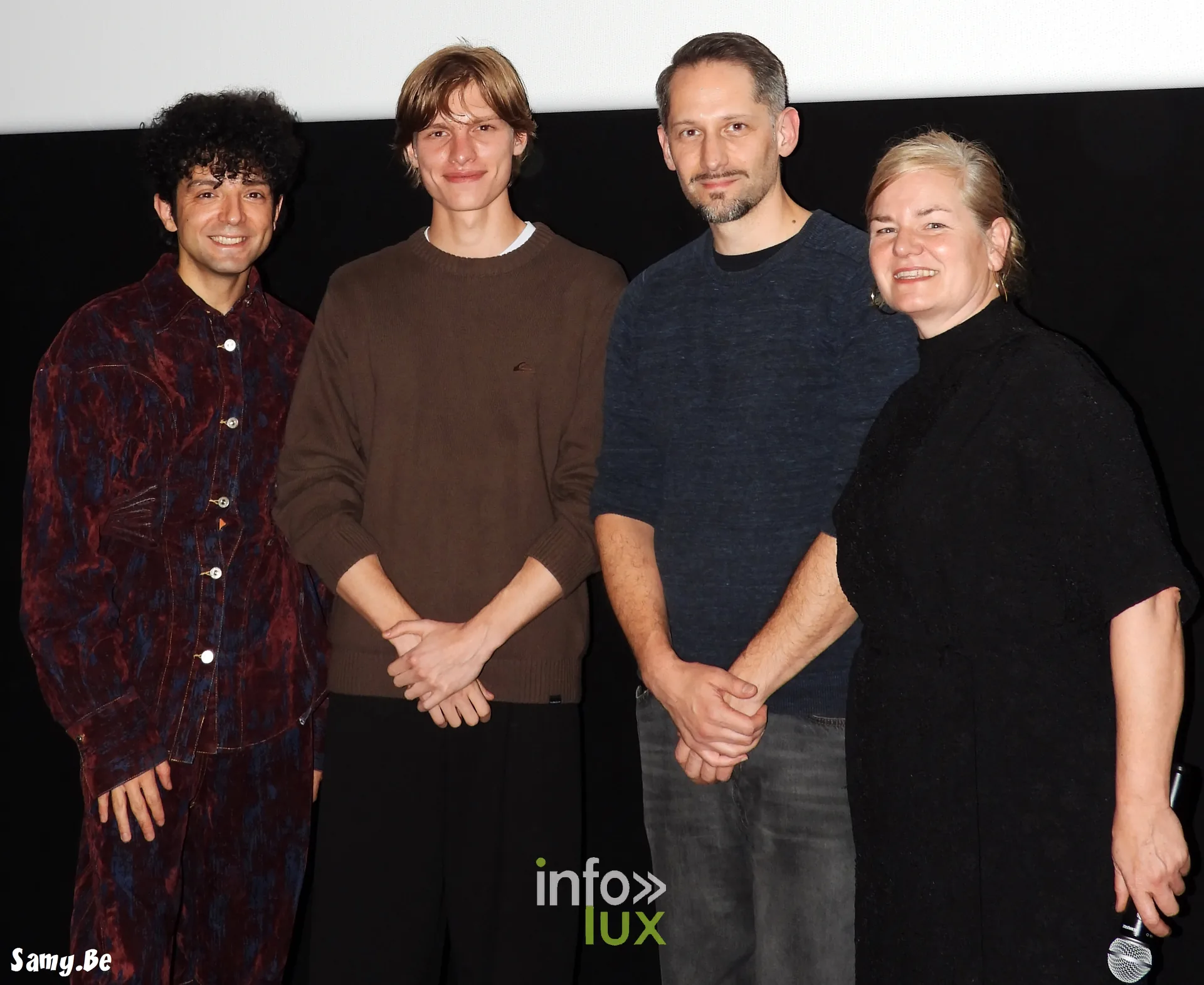 Avant-première de « Coward » de Lukas Dhont au Plaza Art de Mons, 13 octobre 2026 : photo de groupe devant l’écran (photo Samy.be)