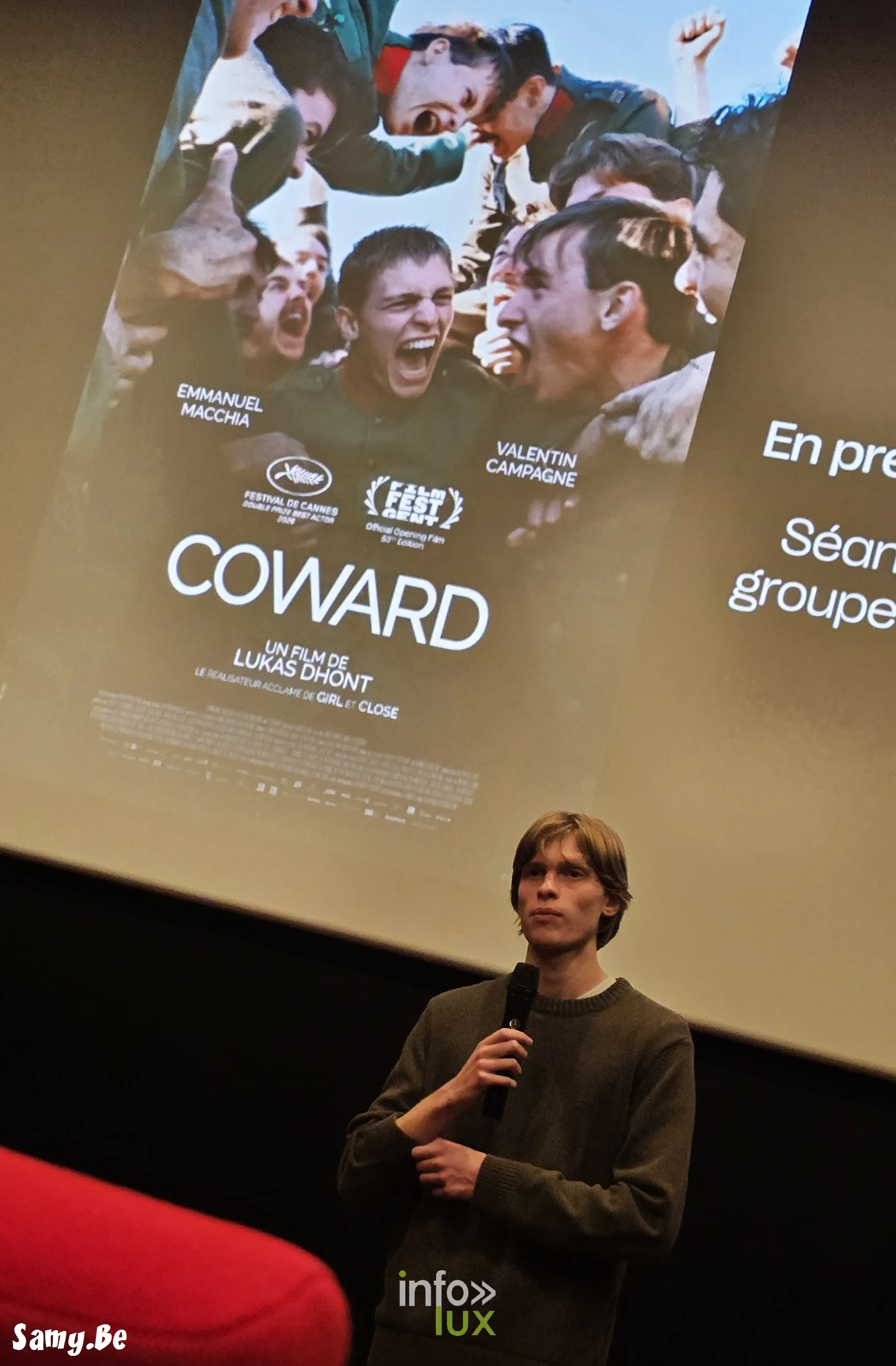 Avant-première de « Coward » de Lukas Dhont au Plaza Art de Mons, 13 octobre 2026 : la conversation après la projection, devant l’affiche du film (photo Samy.be)