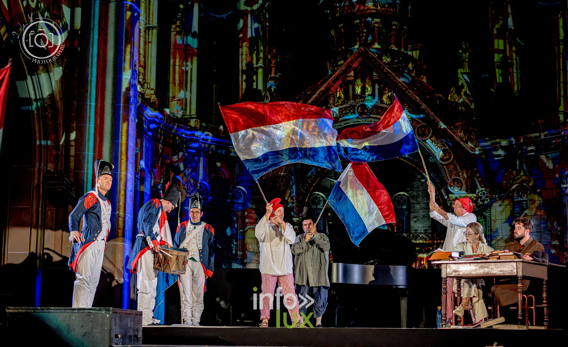 Le Crépuscule des Pierres, église Saint-Joseph de Montigny-lès-Metz, répétition générale du 8 octobre 2026 : Une scène avec des drapeaux tricolores