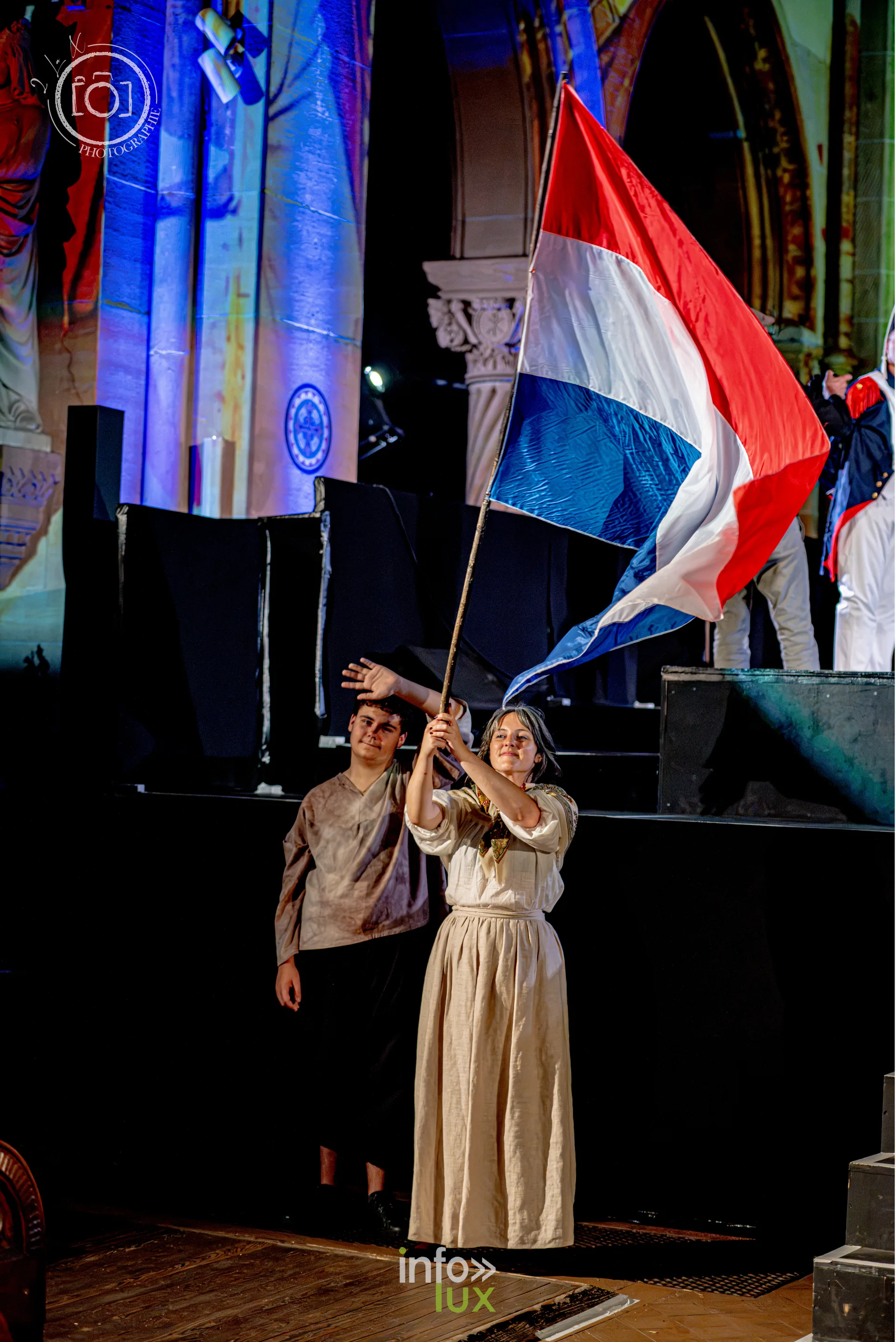 Le Crépuscule des Pierres, église Saint-Joseph de Montigny-lès-Metz, répétition générale du 8 octobre 2026 : Une scène avec des drapeaux tricolores