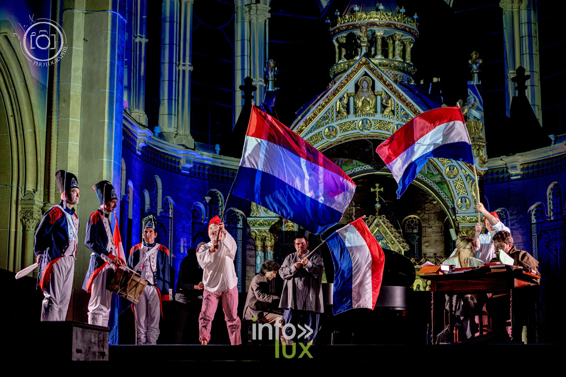 Le Crépuscule des Pierres, église Saint-Joseph de Montigny-lès-Metz, répétition générale du 8 octobre 2026 : Une scène avec des drapeaux tricolores
