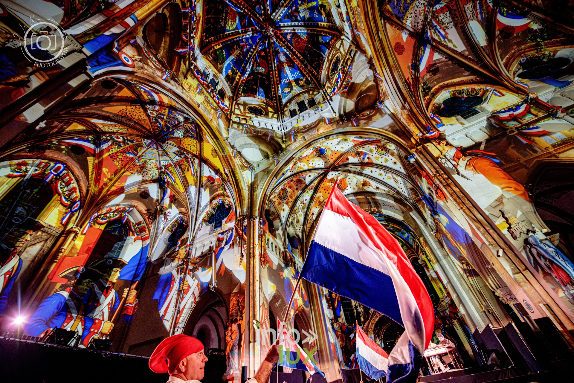 Le Crépuscule des Pierres, église Saint-Joseph de Montigny-lès-Metz, répétition générale du 8 octobre 2026 : Une scène avec des drapeaux tricolores