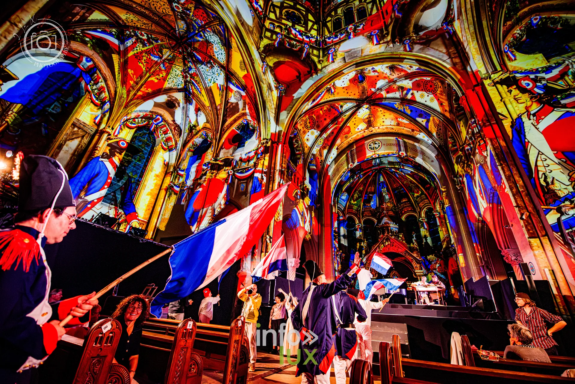 Le Crépuscule des Pierres, église Saint-Joseph de Montigny-lès-Metz, répétition générale du 8 octobre 2026 : Une scène avec des drapeaux tricolores