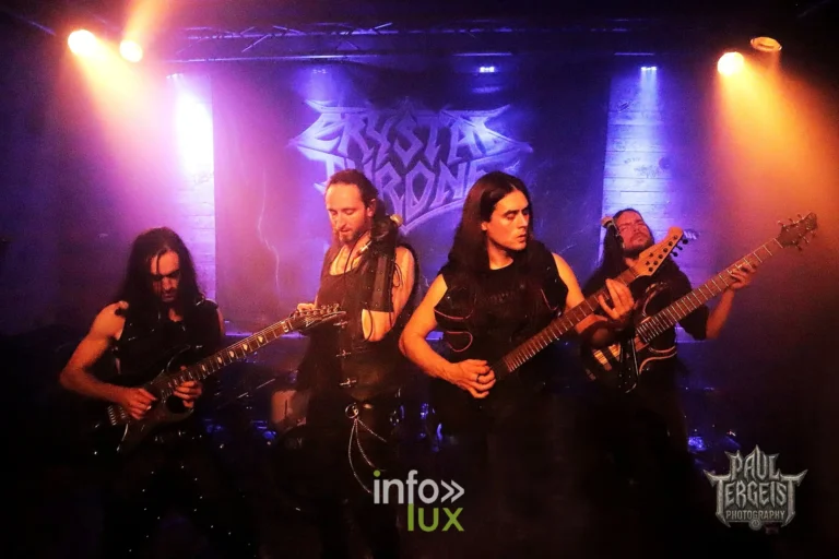 Crystal Throne aux Deux Ours à Vierset-Barse (Modave), 29 octobre 2026 : le groupe au complet sur scène (photo Paul Tergeist Photography)