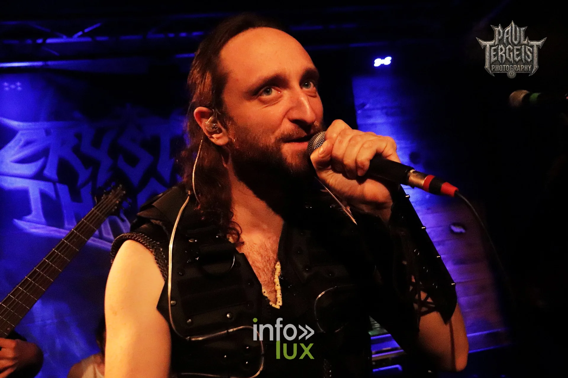 Crystal Throne aux Deux Ours à Vierset-Barse (Modave), 29 octobre 2026 : le chanteur au micro (photo Paul Tergeist Photography)