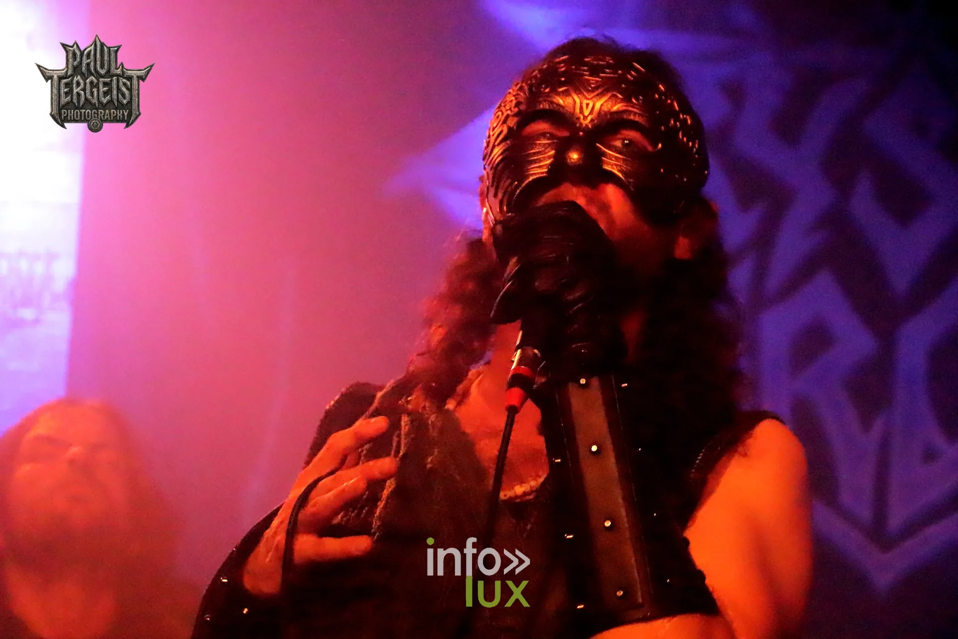 Crystal Throne aux Deux Ours à Vierset-Barse (Modave), 29 octobre 2026 : le chanteur masqué au micro (photo Paul Tergeist Photography)