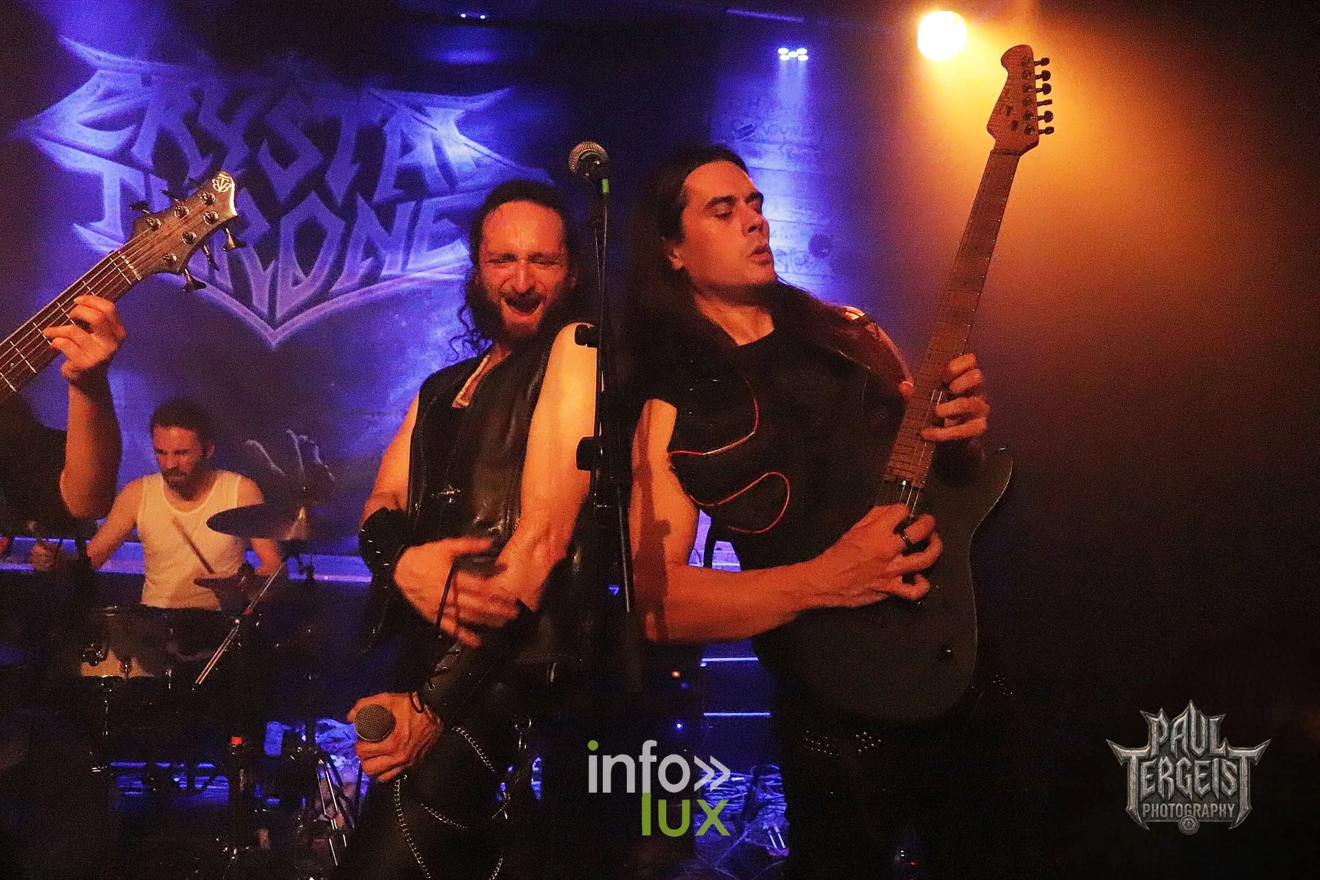 Crystal Throne aux Deux Ours à Vierset-Barse (Modave), 29 octobre 2026 : le chanteur, poing levé, et un guitariste (photo Paul Tergeist Photography)