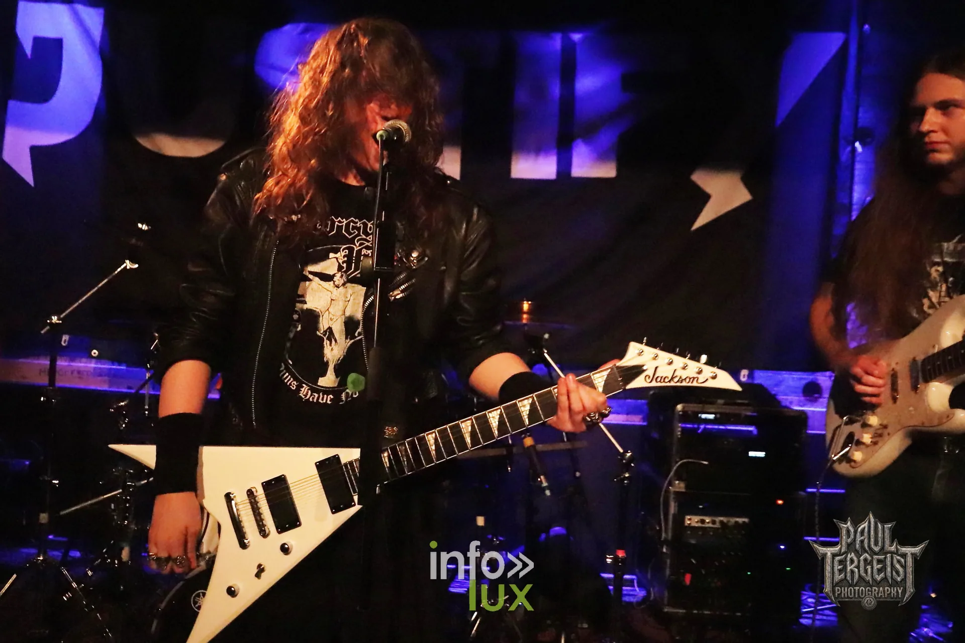 Justify aux Deux Ours à Vierset-Barse (Modave), 29 octobre 2026 : un guitariste à la Flying V et le batteur (photo Paul Tergeist Photography)