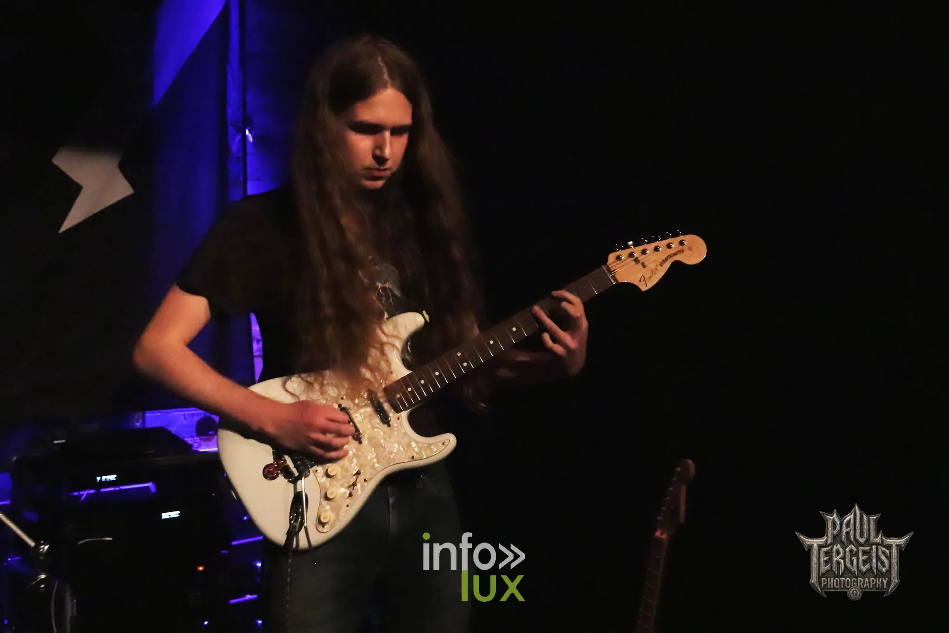 Justify aux Deux Ours à Vierset-Barse (Modave), 29 octobre 2026 : un guitariste (photo Paul Tergeist Photography)