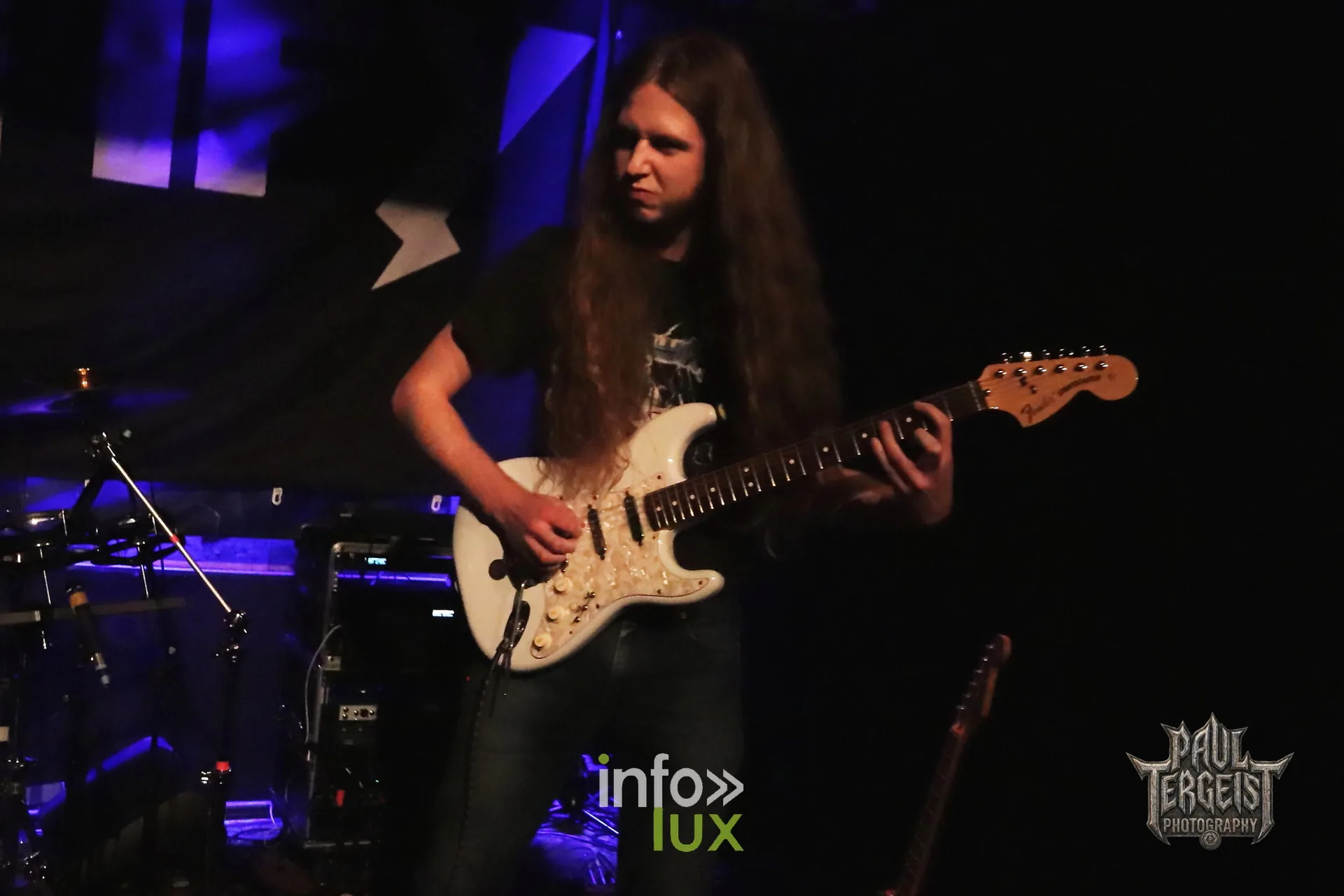 Justify aux Deux Ours à Vierset-Barse (Modave), 29 octobre 2026 : un guitariste (photo Paul Tergeist Photography)