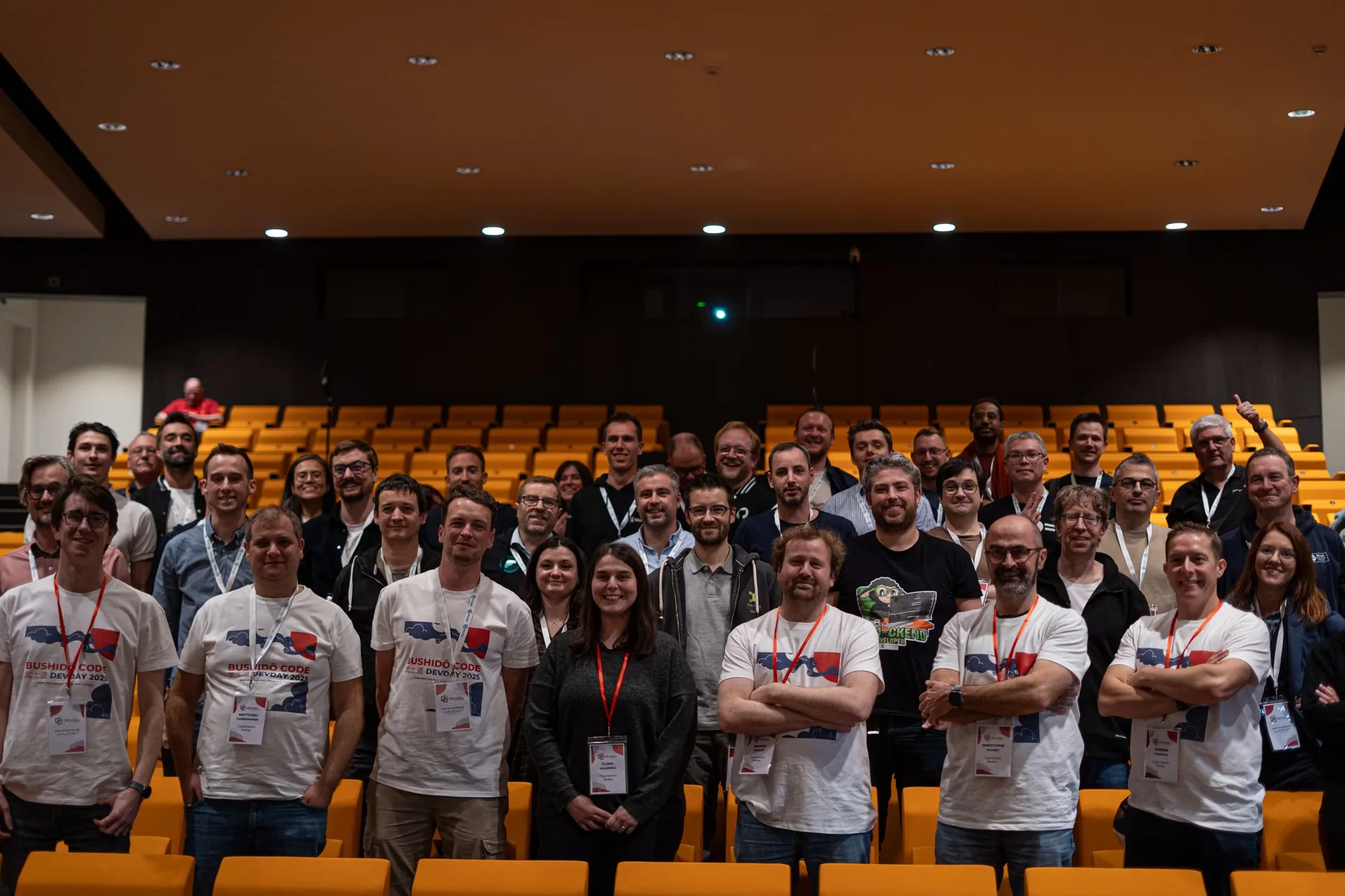 Photo de groupe dans l’auditorium du DevDay