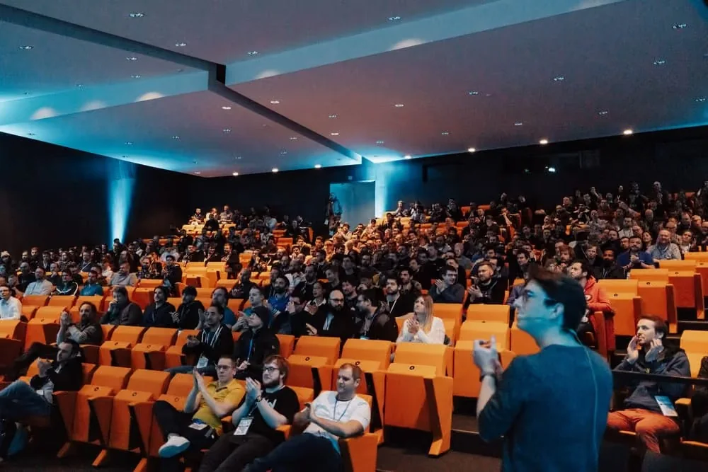 La grande salle du DevDay remplie de participants