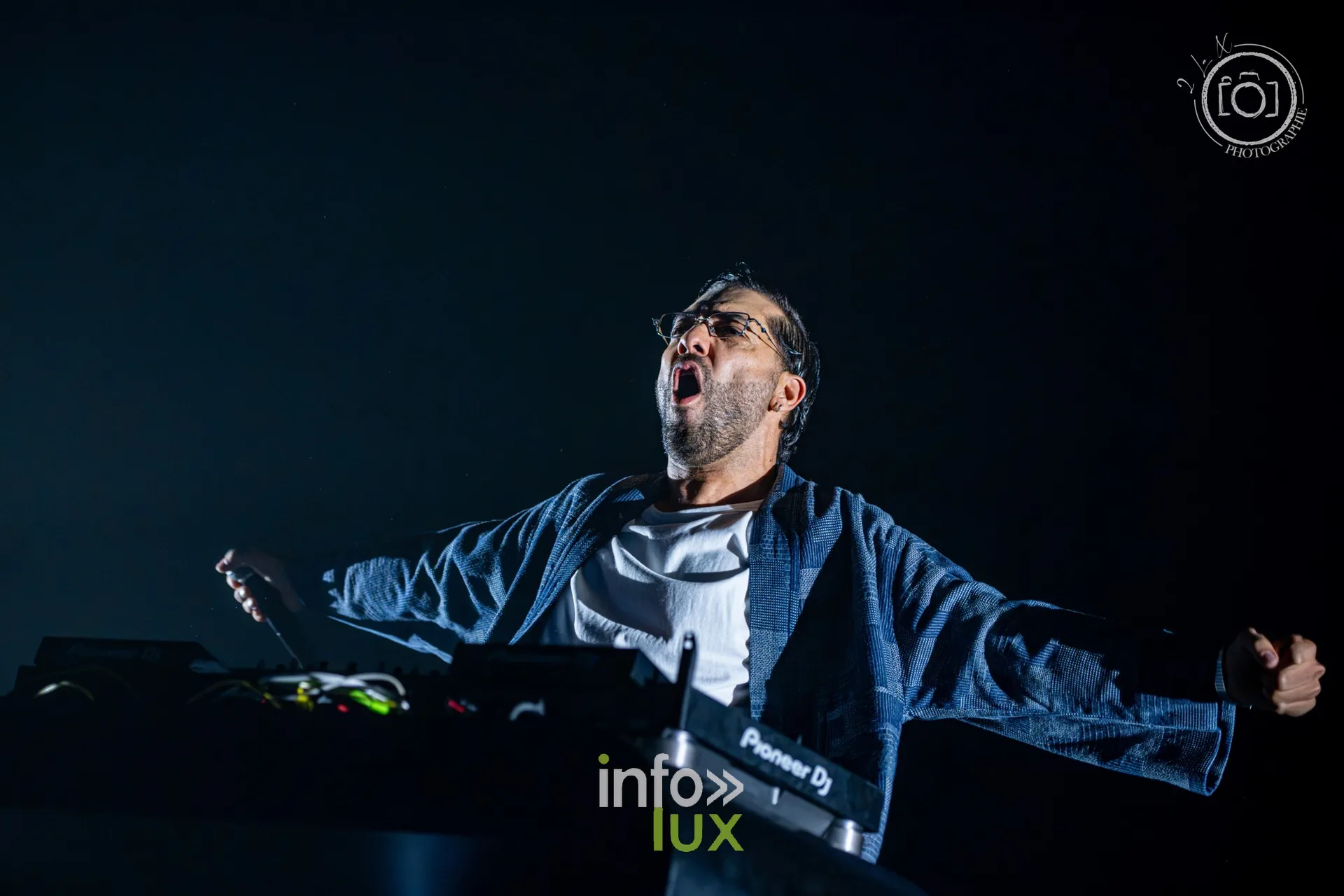DJ Kody bras écartés derrière ses platines, en première partie, concert de Djadja & Dinaz au Galaxie d’Amnéville, 26 septembre 2026
