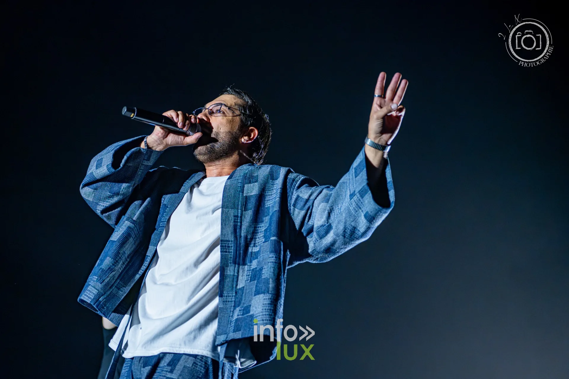 DJ Kody au micro, main levée, en première partie, concert de Djadja & Dinaz au Galaxie d’Amnéville, 26 septembre 2026