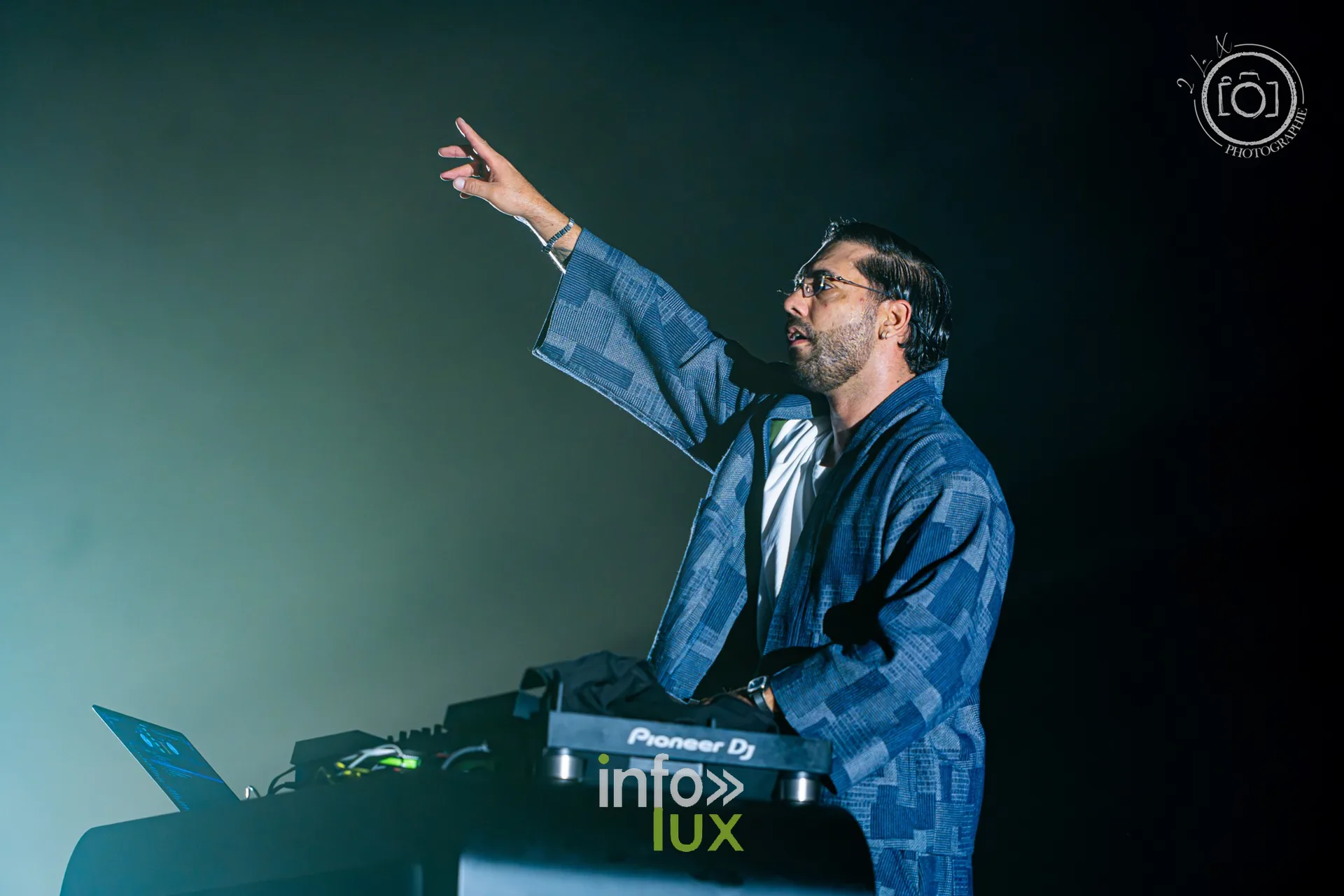 DJ Kody, bras tendu vers le public, derrière ses platines, concert de Djadja & Dinaz au Galaxie d’Amnéville, 26 septembre 2026