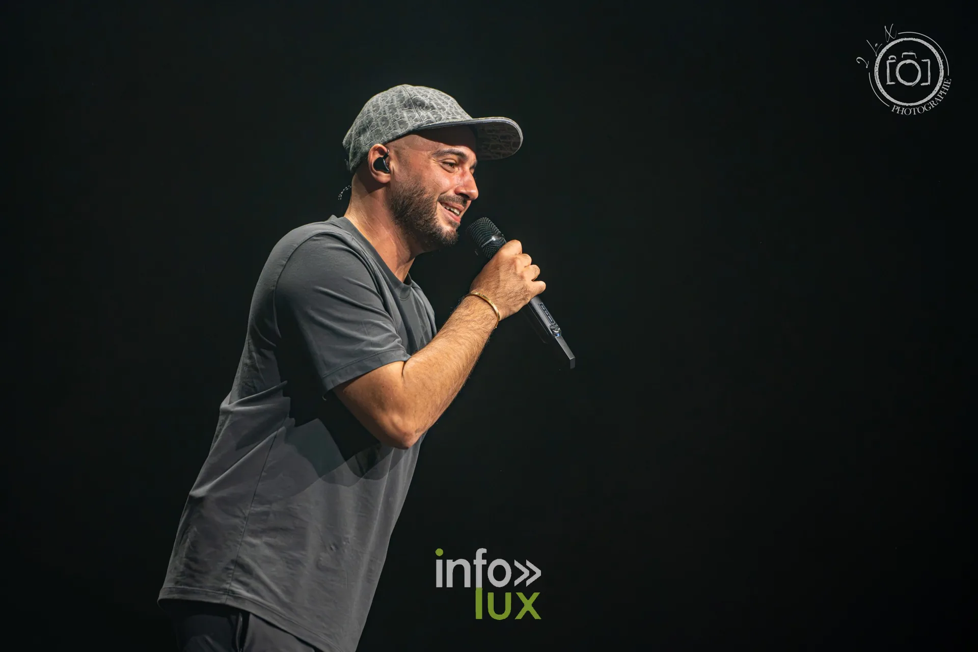 L’un des deux rappeurs du duo Djadja & Dinaz en casquette, micro en main, concert de Djadja & Dinaz au Galaxie d’Amnéville, 26 septembre 2026