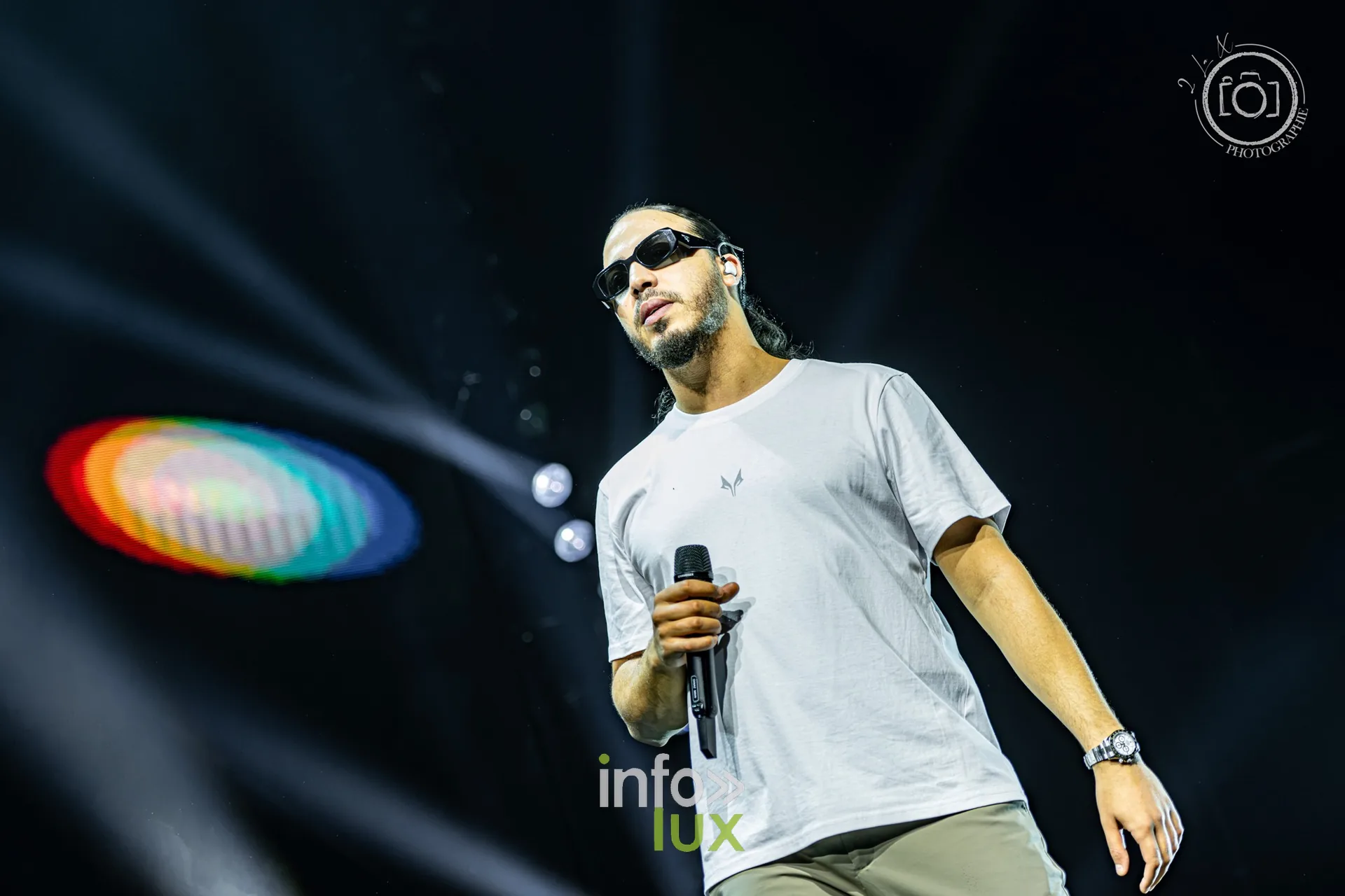 L’un des deux rappeurs du duo Djadja & Dinaz au micro, faisceaux lumineux en arrière-plan, concert de Djadja & Dinaz au Galaxie d’Amnéville, 26 septembre 2026