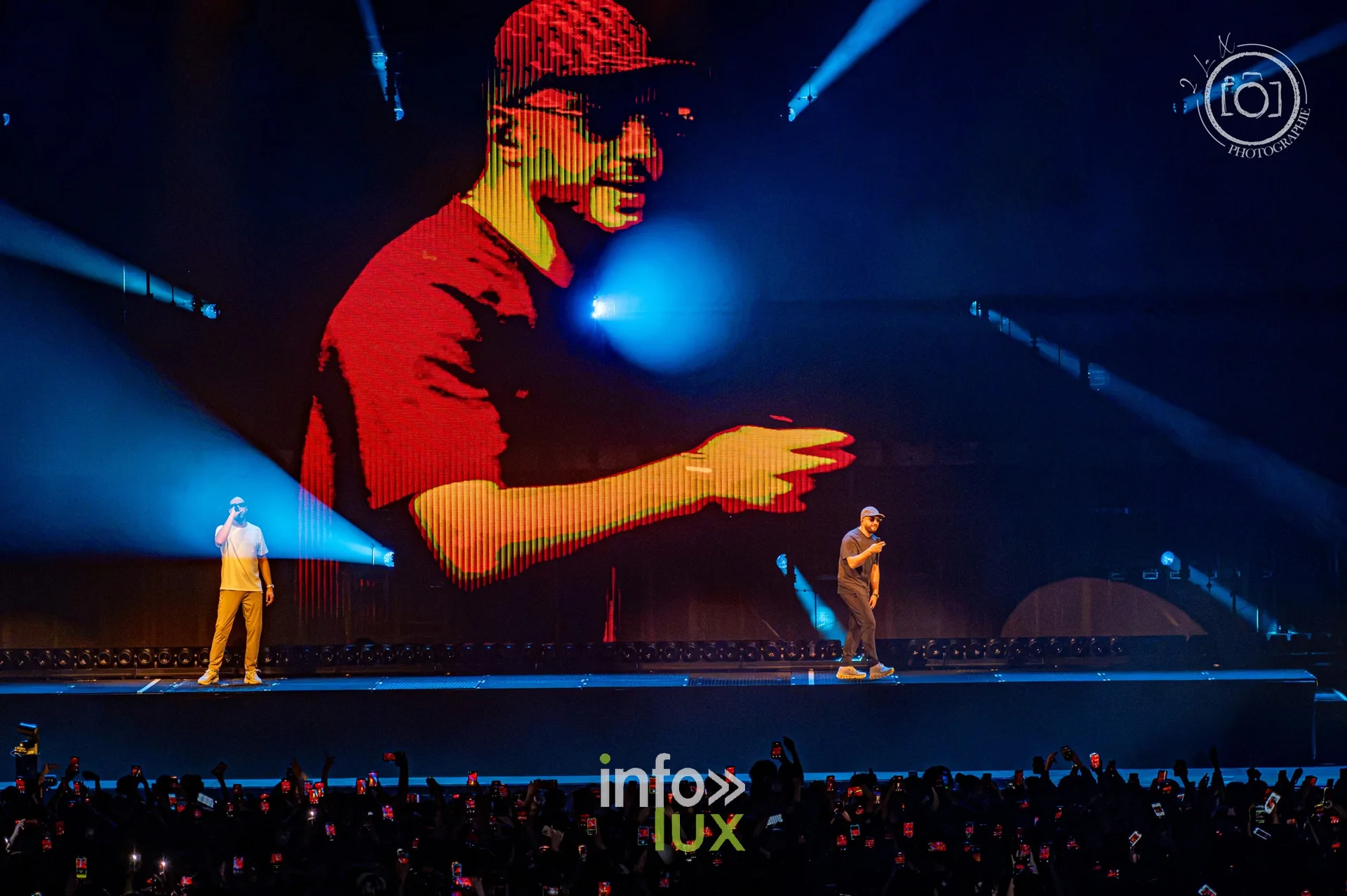 Djadja & Dinaz sur scène, un visage rouge projeté sur l’écran géant, concert de Djadja & Dinaz au Galaxie d’Amnéville, 26 septembre 2026