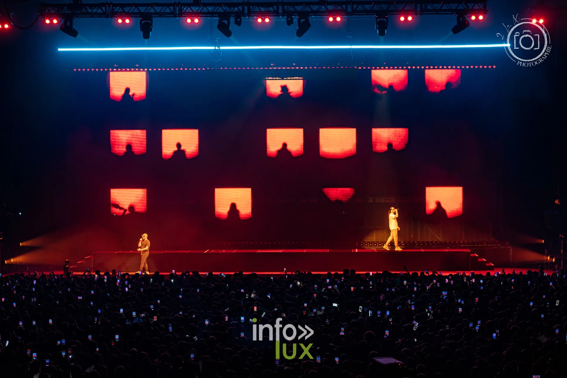 Décor de fenêtres orangées et les deux rappeurs sur scène, concert de Djadja & Dinaz au Galaxie d’Amnéville, 26 septembre 2026