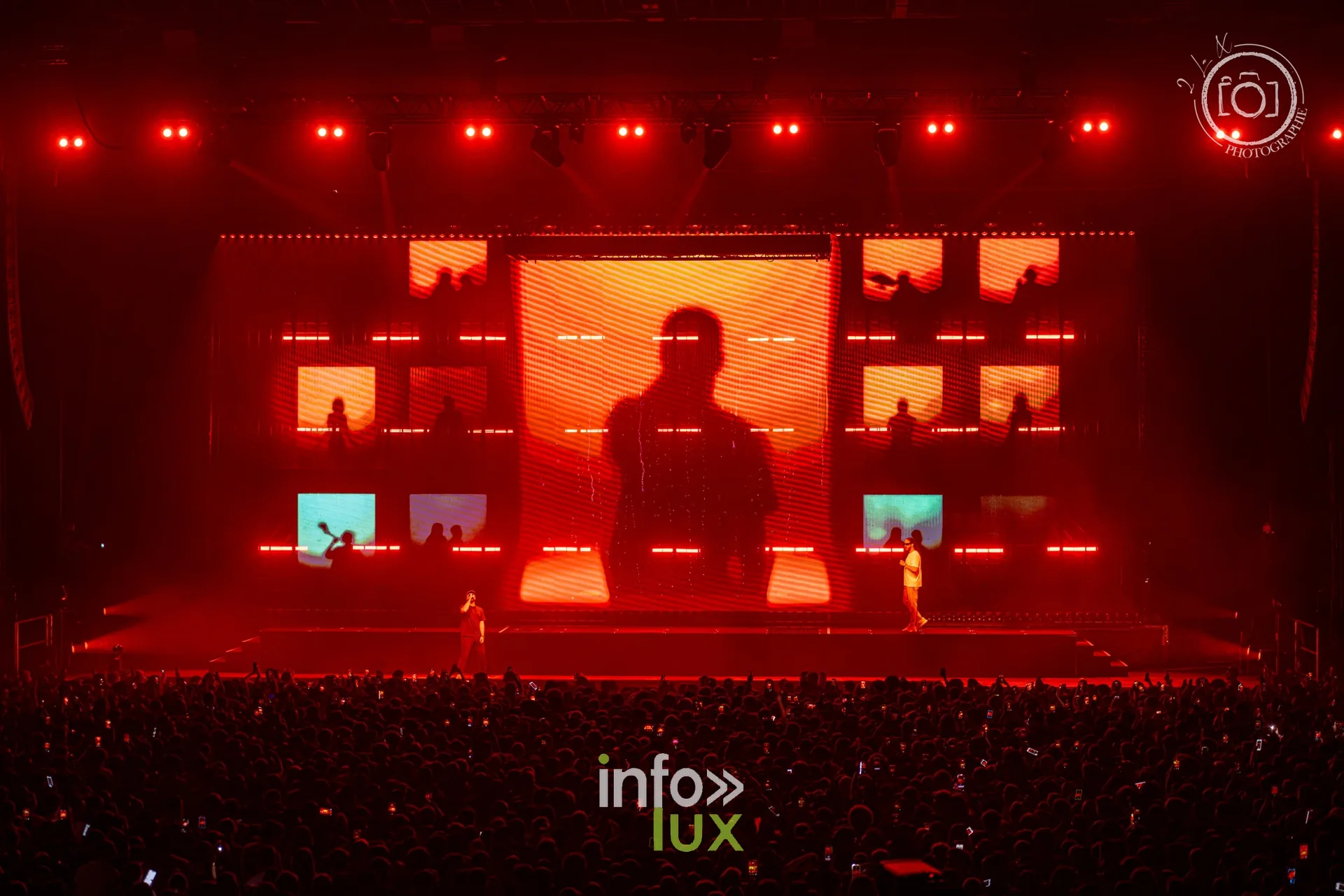 Décor rouge et silhouette projetée sur l’écran géant, concert de Djadja & Dinaz au Galaxie d’Amnéville, 26 septembre 2026