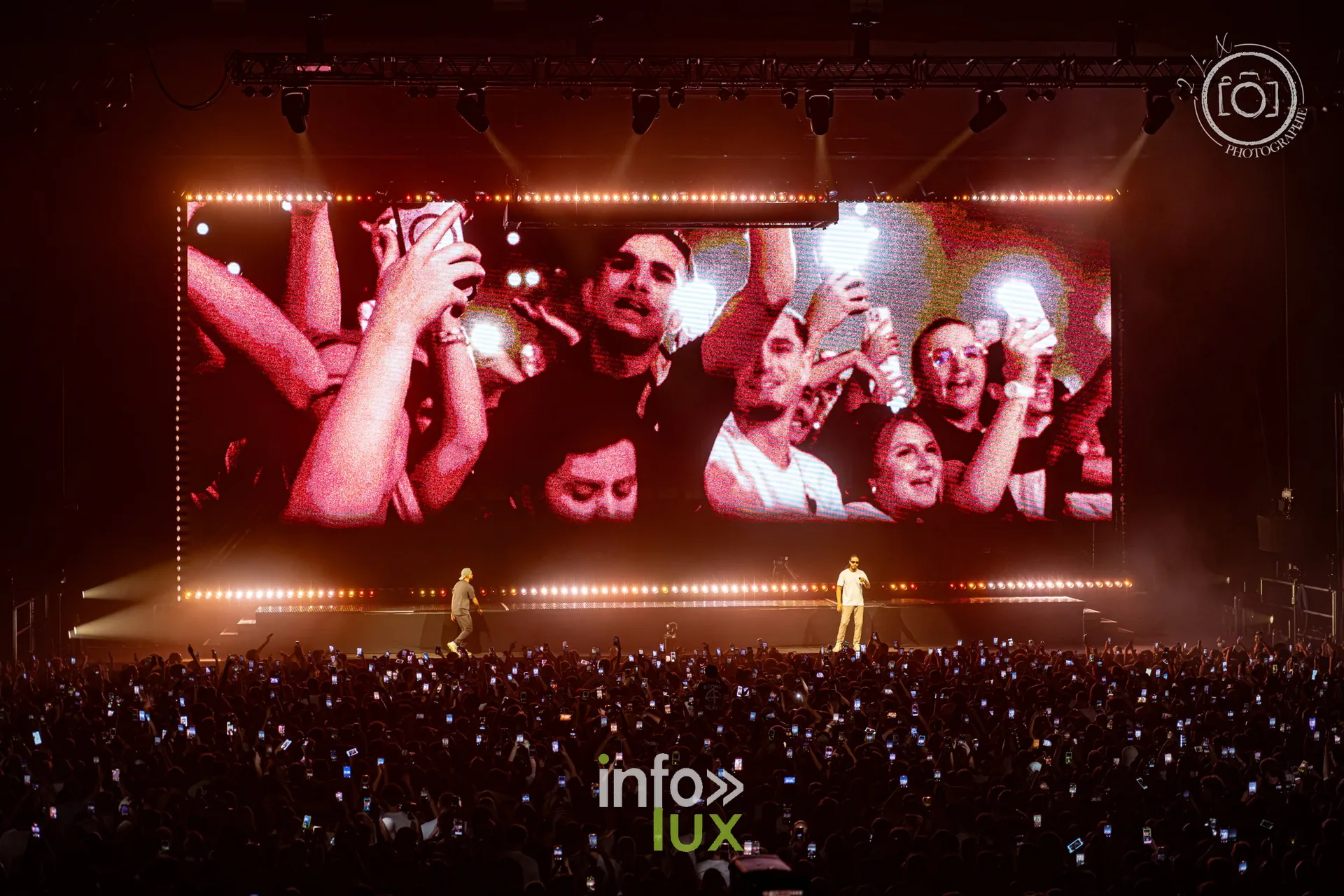 Le public filmé et projeté sur l’écran géant, concert de Djadja & Dinaz au Galaxie d’Amnéville, 26 septembre 2026